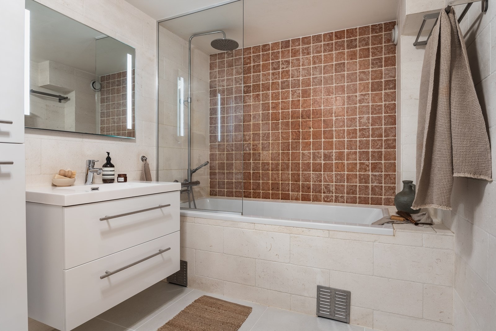 Badet er total renovert i 2017 og har flislagte overflater og elektriske varmekabler i gulv for lun komfort. Galleribilde