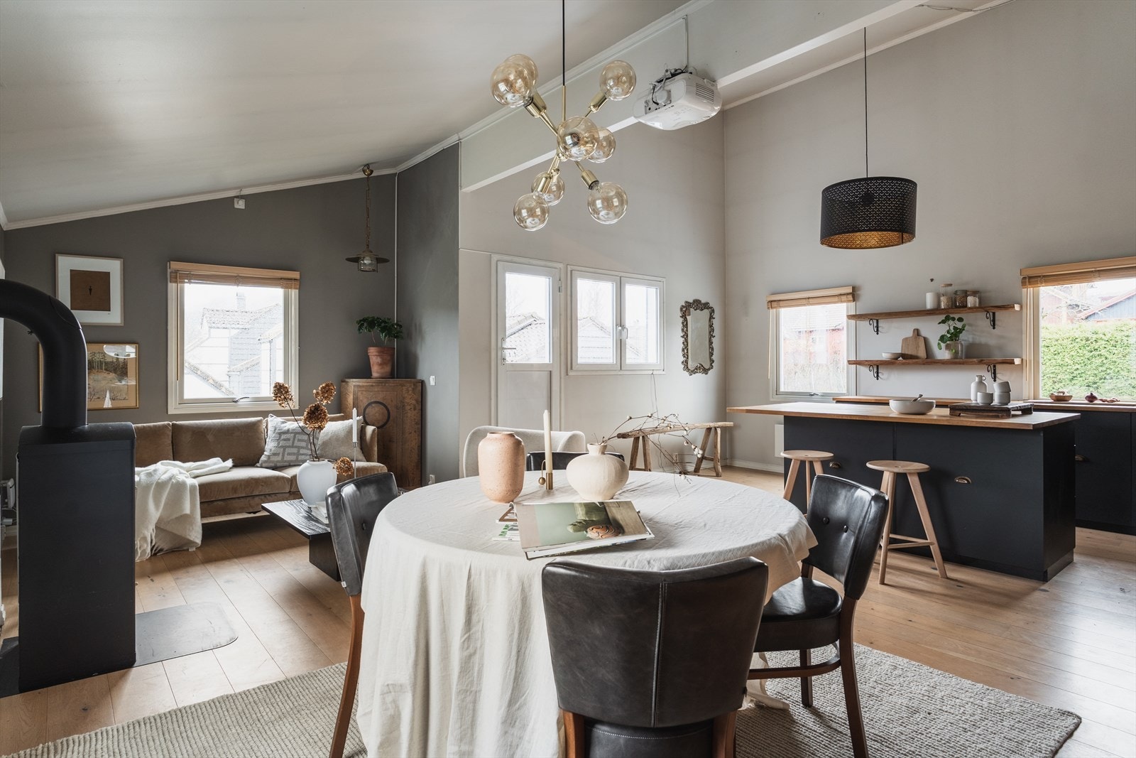 I forbindelse med utvidelsen ble det lagt nytt gulv med isolasjon mellom etasjene, samt nye vinduer i stuen i 2015. Galleribilde