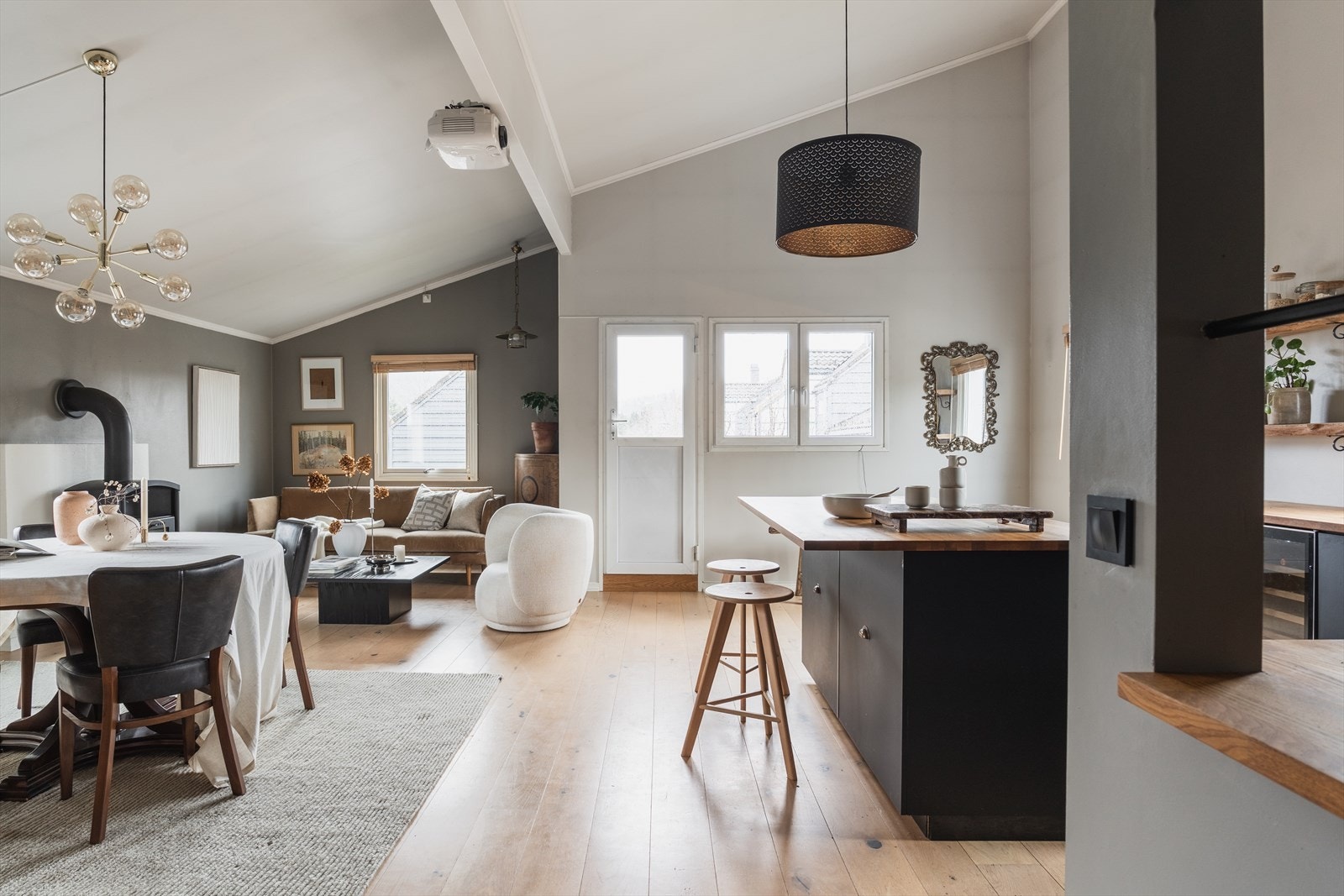 Særdeles luftig og fin takhøyde skaper et sted man trives! Galleribilde