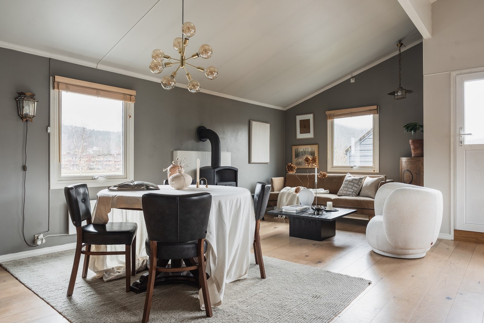 Stuen er utvidet - Tidligere utvendig veranda er bygget inn og blitt en del av stuen, samt utgang til solrik uteplass. Galleribilde