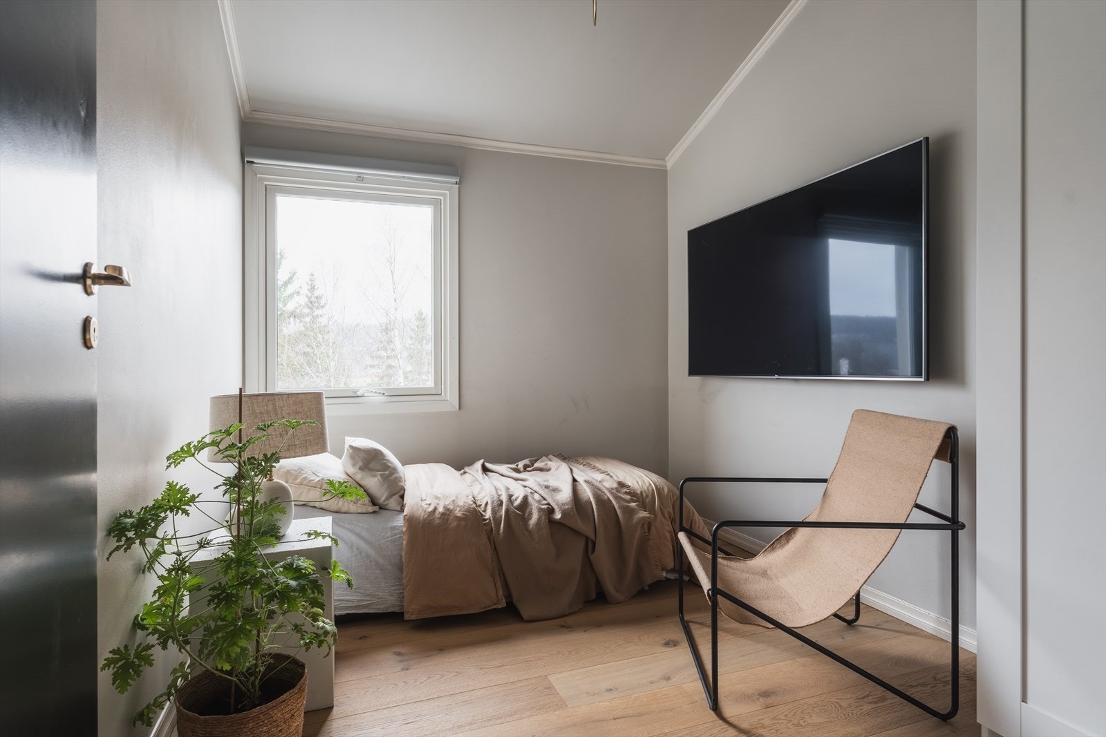 Alle gulv på soverommene er skiftet mellom 2017-2019, samt malte lyse flater på vegger og i tak. Galleribilde