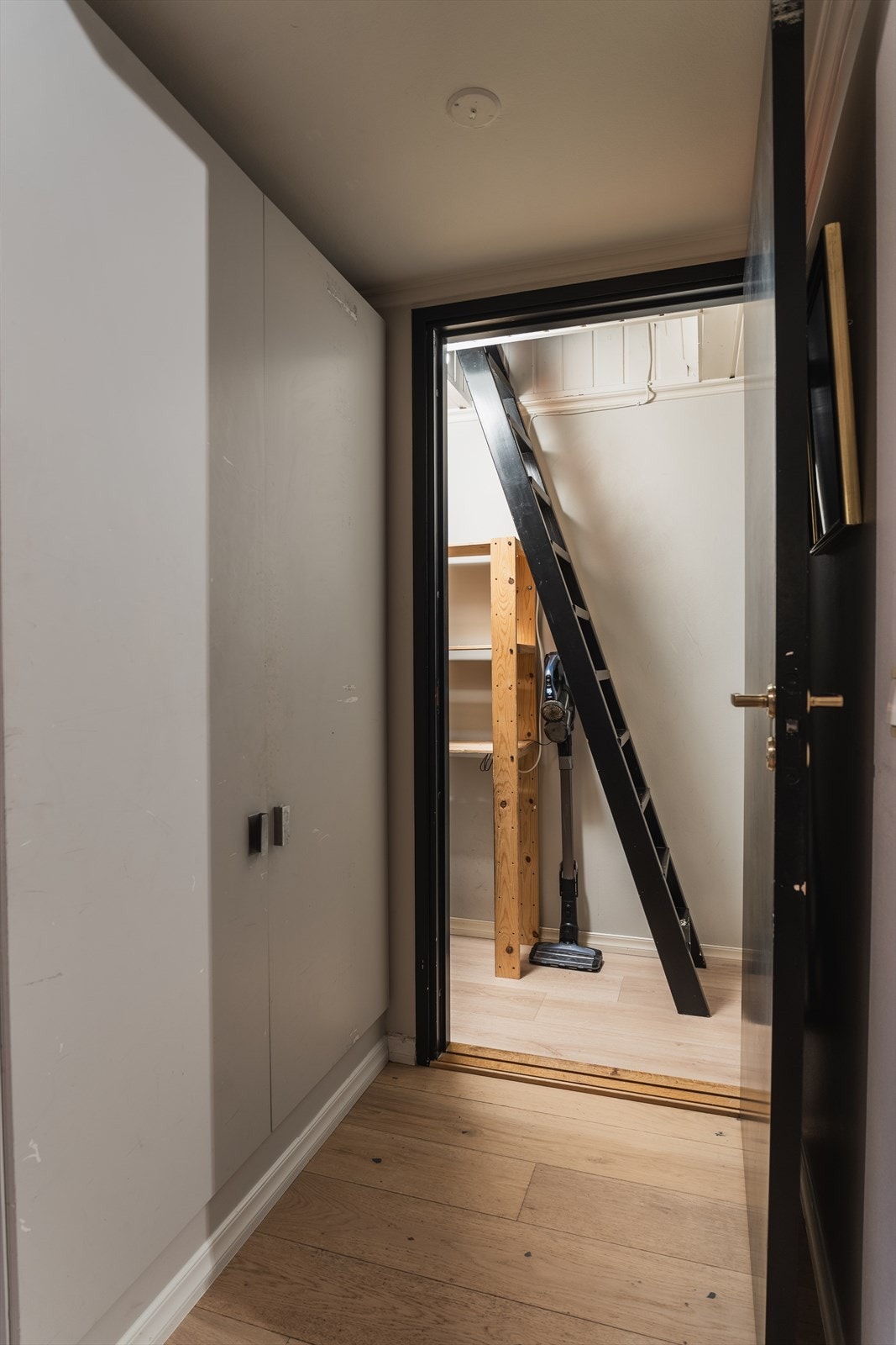 Fra stue/spisestue er det inngang til trappoppgang til hems. Galleribilde