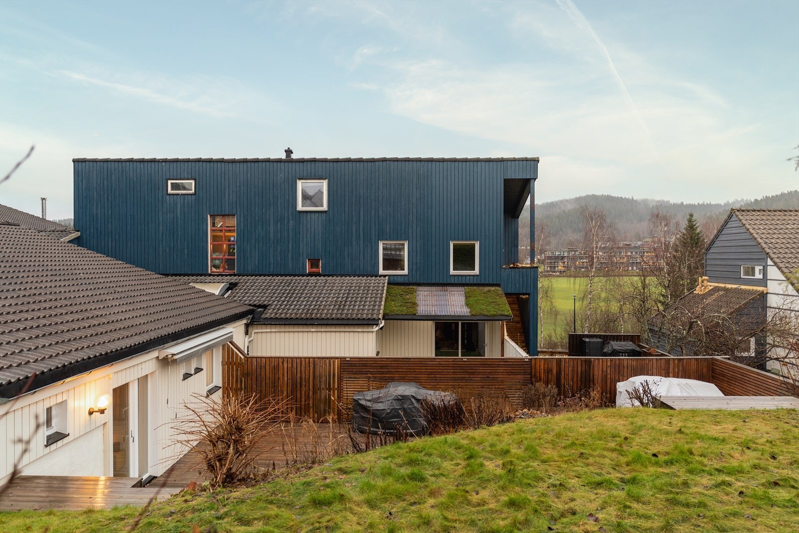 Leilgheten ligger i byggets 2.etasje + hems ( stort vindu på midten) Galleribilde