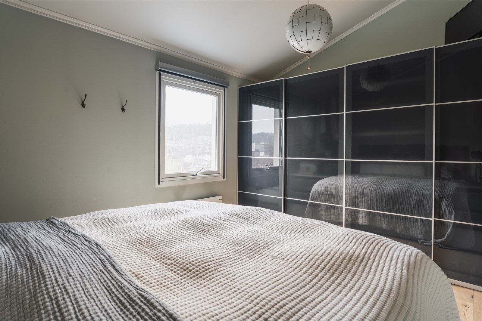 Hovedsoverommet er av stor størrelse med plass til stor seng med tilhørende nattbord på vær sin side, samt stort garderobeskap. Galleribilde