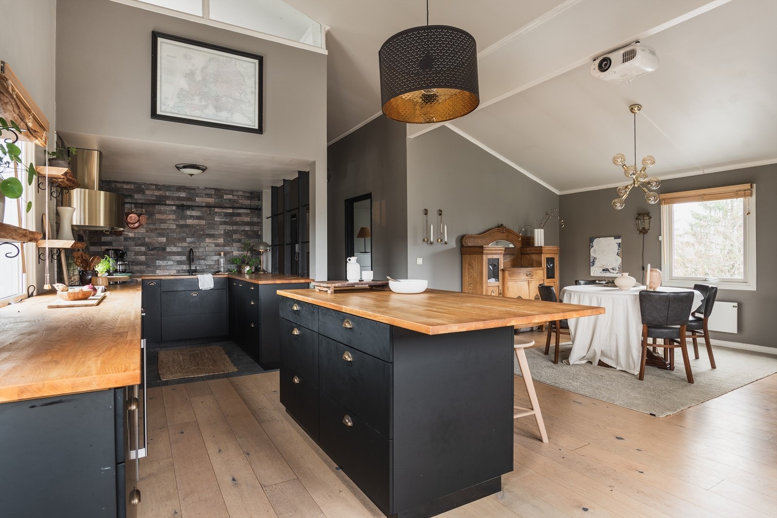 Moderne kjøkkeninnredning med glatte fronter og benkeplater i heltre, stilrent og tidløst uttrykk. Galleribilde