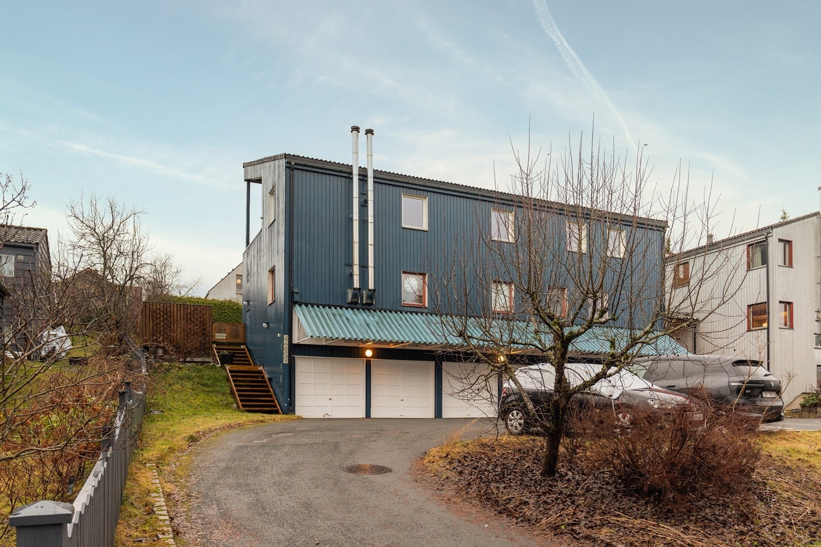 Det er gjesteparkering utenfor, samt garasje i byggets kropp. Galleribilde