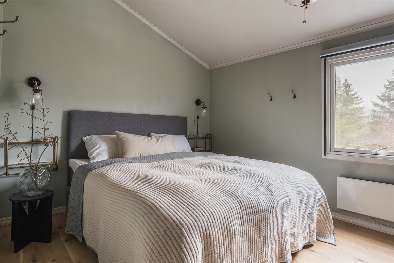 Leiligheten har tre soverom, noe som gjør den svært arealeffektiv for familier eller deg som ønsker både gjesterom og hjemmekontor. Galleribilde