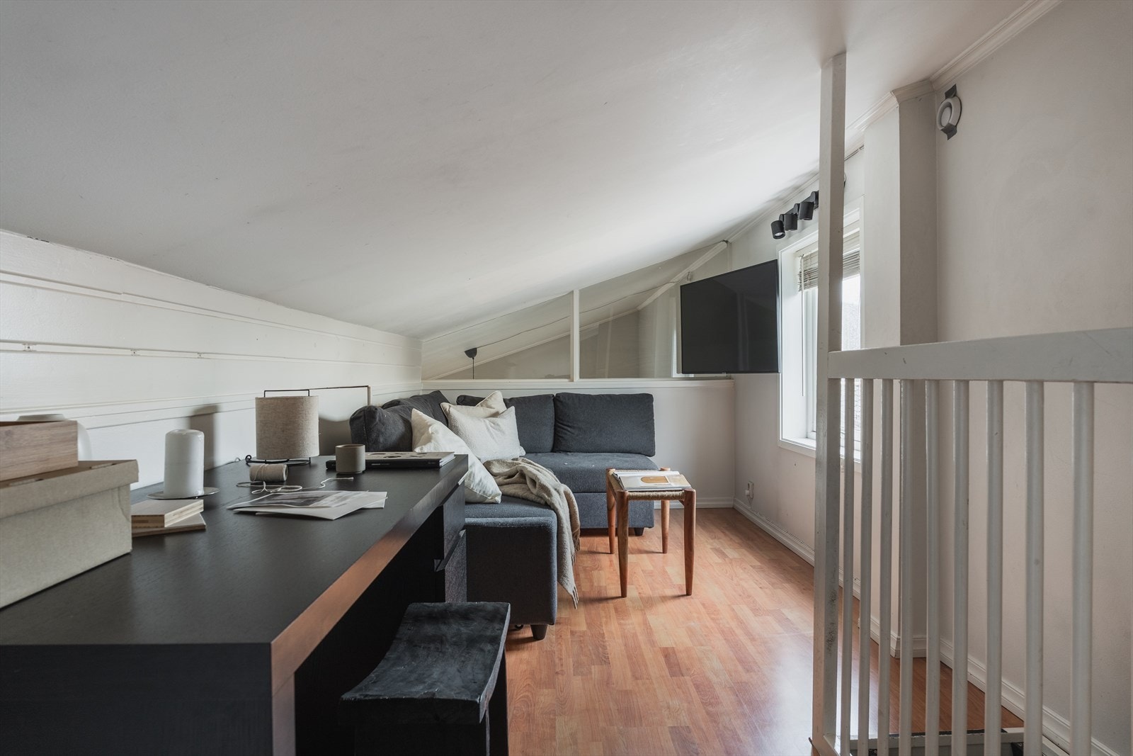 Hems er utvidet i 2013, som gir ekstra plass og fleksibel bruk (TV-stue, gjesterom etc). (ikke målverdig pga takhøyde) Galleribilde