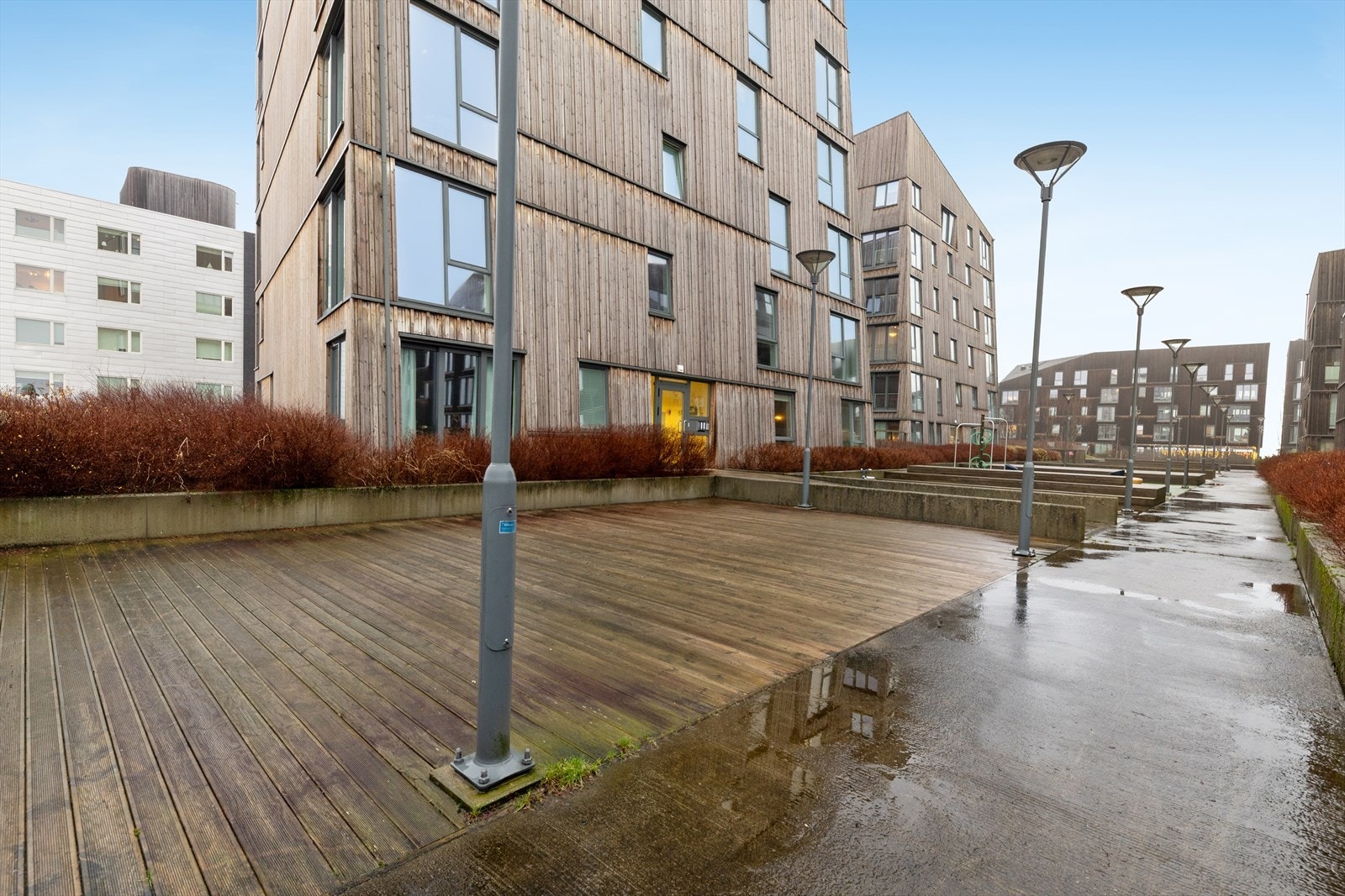 Beliggenheten er midt i smørøyet med tanke på sjø og natur. Like i nærheten finner man sjøparken og Lervig brygge, hvor det er laget en hyggelig badeplass. Galleribilde