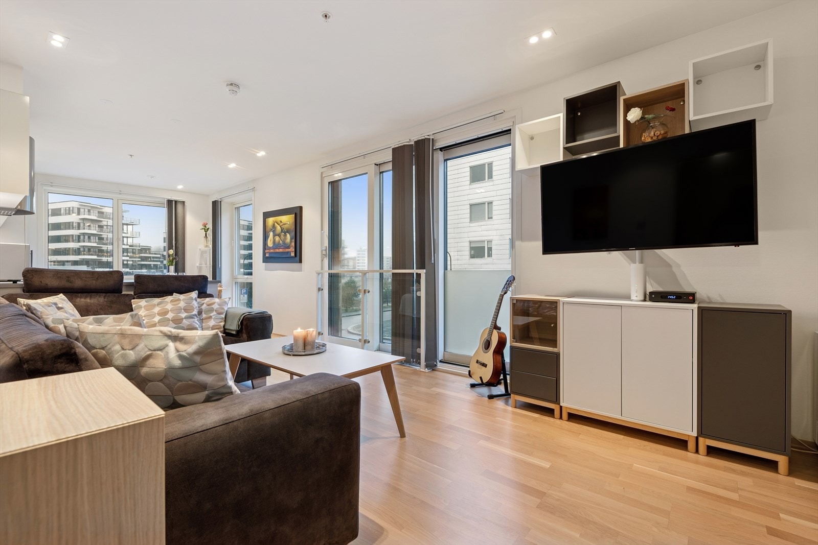 Store vindusflater som sørger for rikelig med naturlig lys. Galleribilde