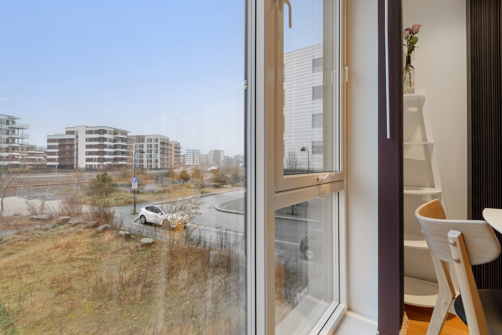 Utenfor kommer Lervigparken. Parken strekker seg langs Lervigbukta og opp på taket til den nye brannstasjonen. Galleribilde