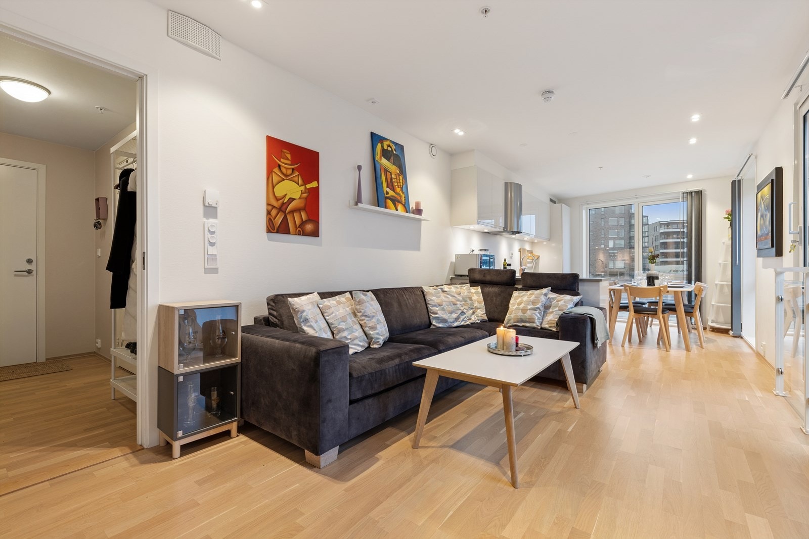 Stuen har vannbåren fjernvarme via konvektor og balansert ventilasjon. Galleribilde