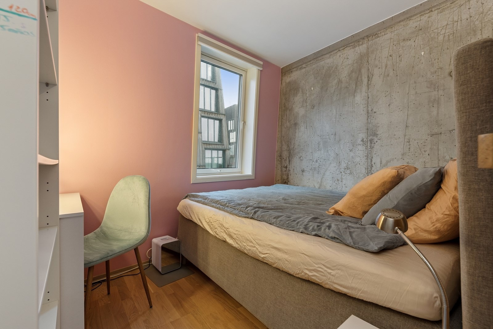 Etter dagens løsning har rommet blitt adskilt for en ekstra sovealkove med plass til dobbeltseng. Her kan du fint utnytte med ekstra garderobeplass, kontorbord m.m. Galleribilde