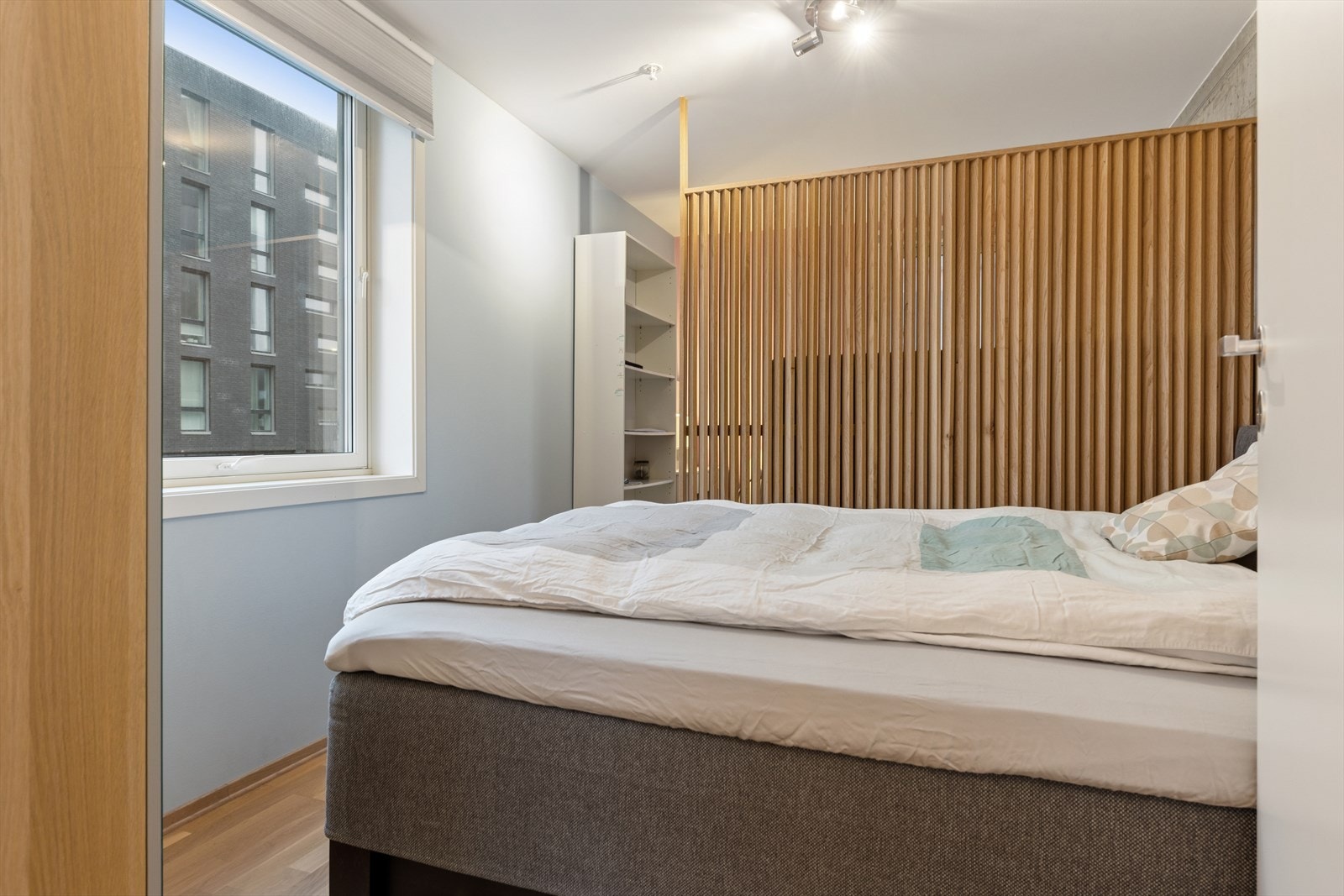 Soverommet har svært god størrelse, med plass til dobbeltseng. I dag er rommet delt med en skillevegg/spilevegg for å gi plass til en ekstra dobbeltseng. Galleribilde