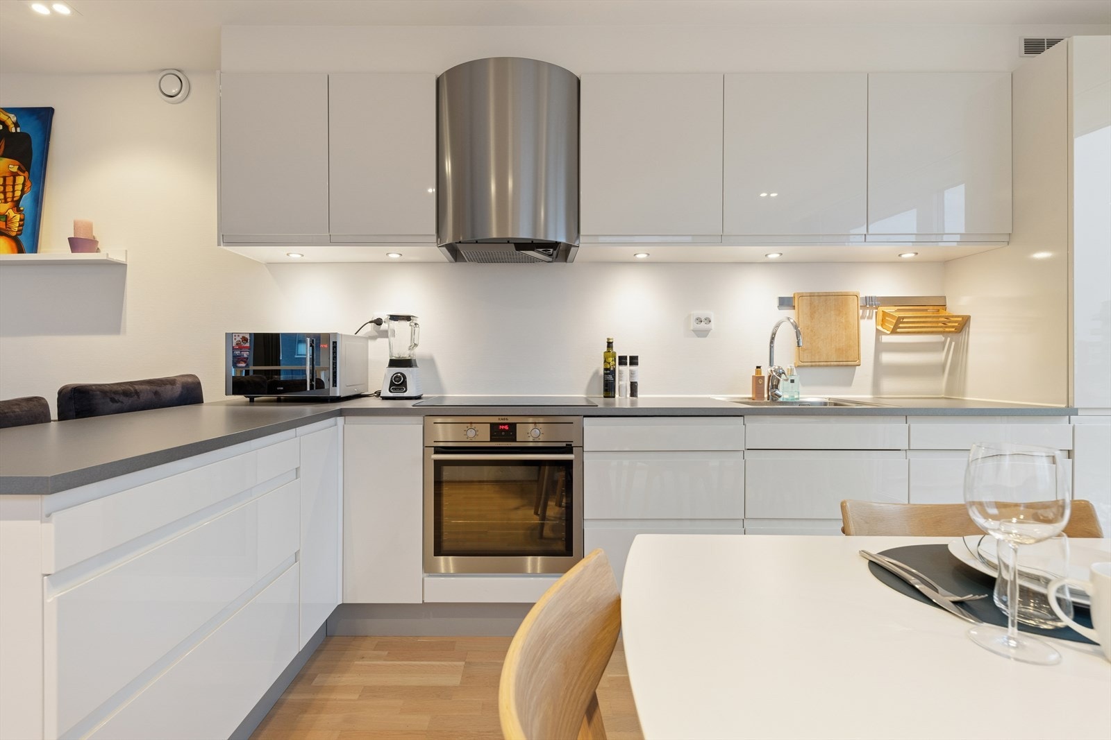 Kjøkkenet er velutstyrt med skap- og benkeplass med ekstra skuffe plass. Galleribilde