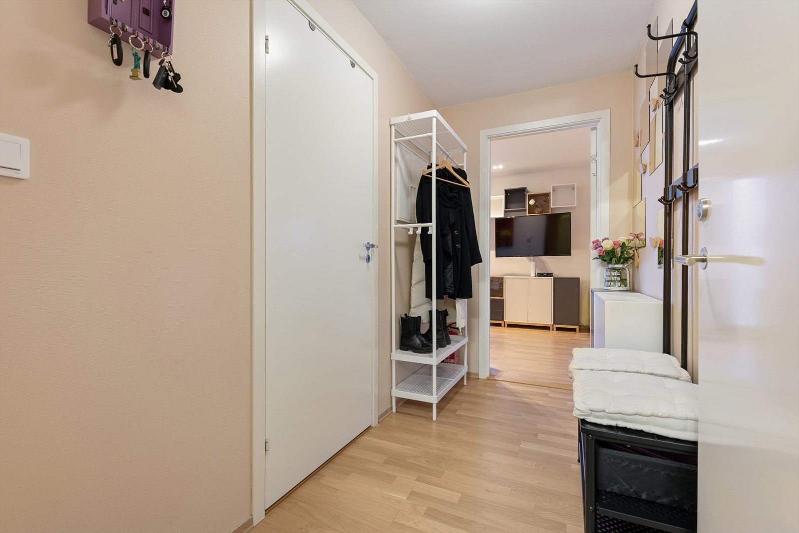 Lyst inngangsparti med nok av plass til oppheng av yttertøy. Galleribilde