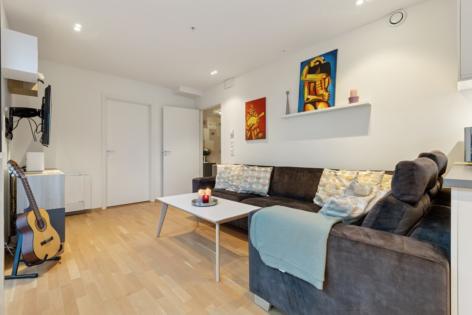 Stuen er utstyrt med flere doble spotter som gir en jevn og behagelig belysning. Galleribilde