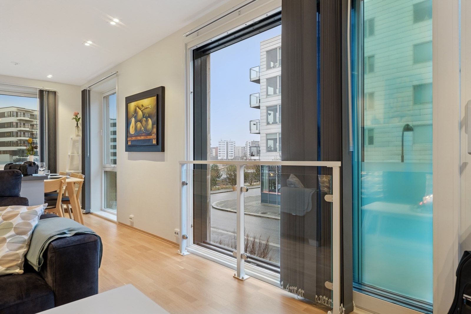 Her har du en praktisk skyvedør med en fransk balkong-løsning - perfekt for å lufte rommet om sommeren. Galleribilde