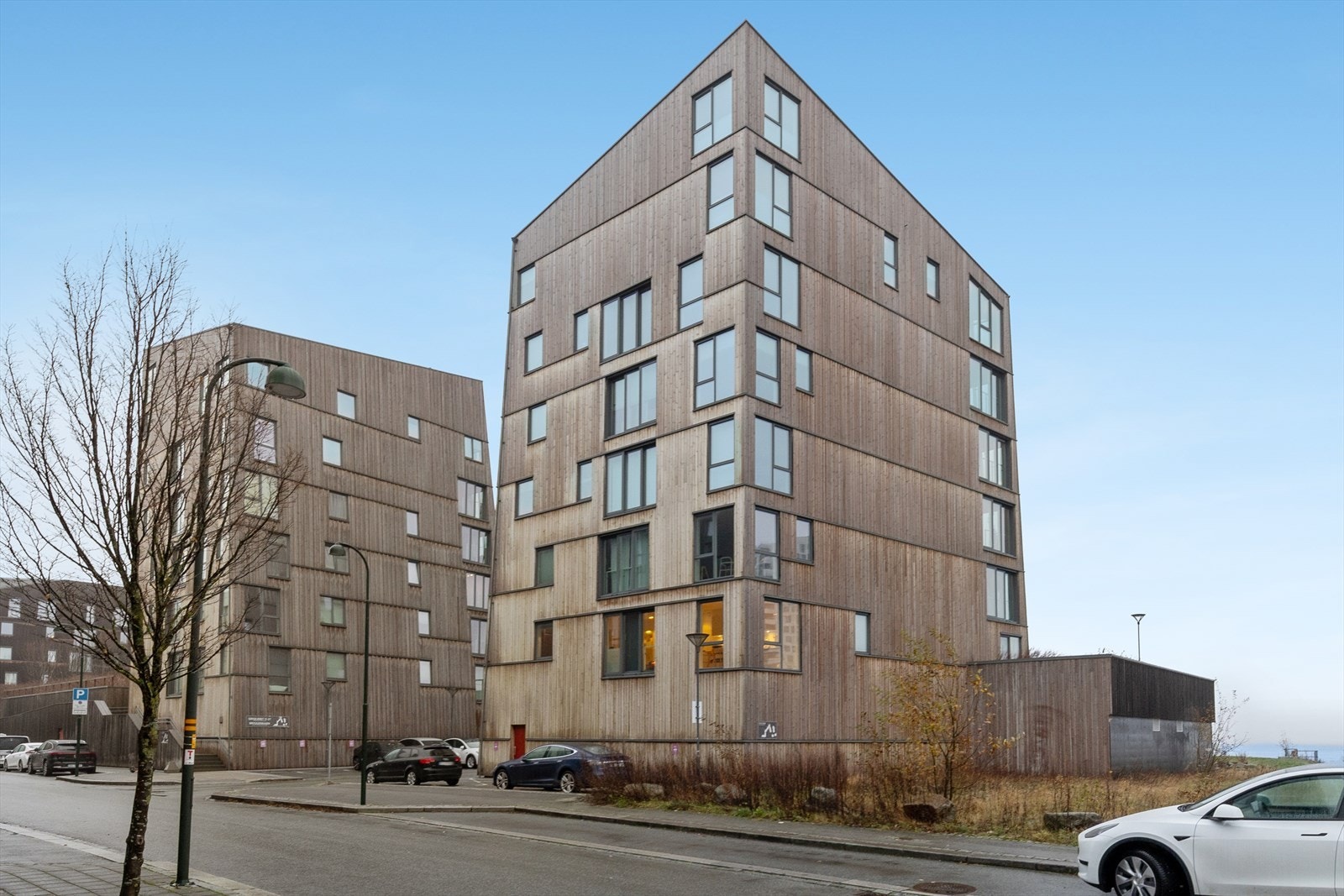 Siriskjeret 11 ligger fint til i urbane og populære Stavanger Øst - et nyetablert og moderne boligområde i en maritim bydel med kort vei til alt man måtte trenge i hverdagen. Galleribilde