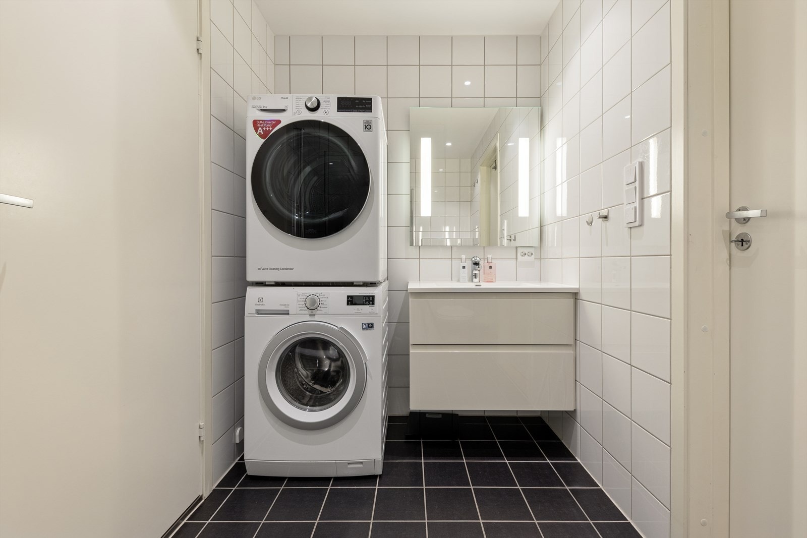 Fra badet er det også inngang til en egen "walk-in" bod som gir ekstra lagringsplass og kan lukkes. I dag er rommet innredet med PAX-garderobeskap som medfølger. Galleribilde