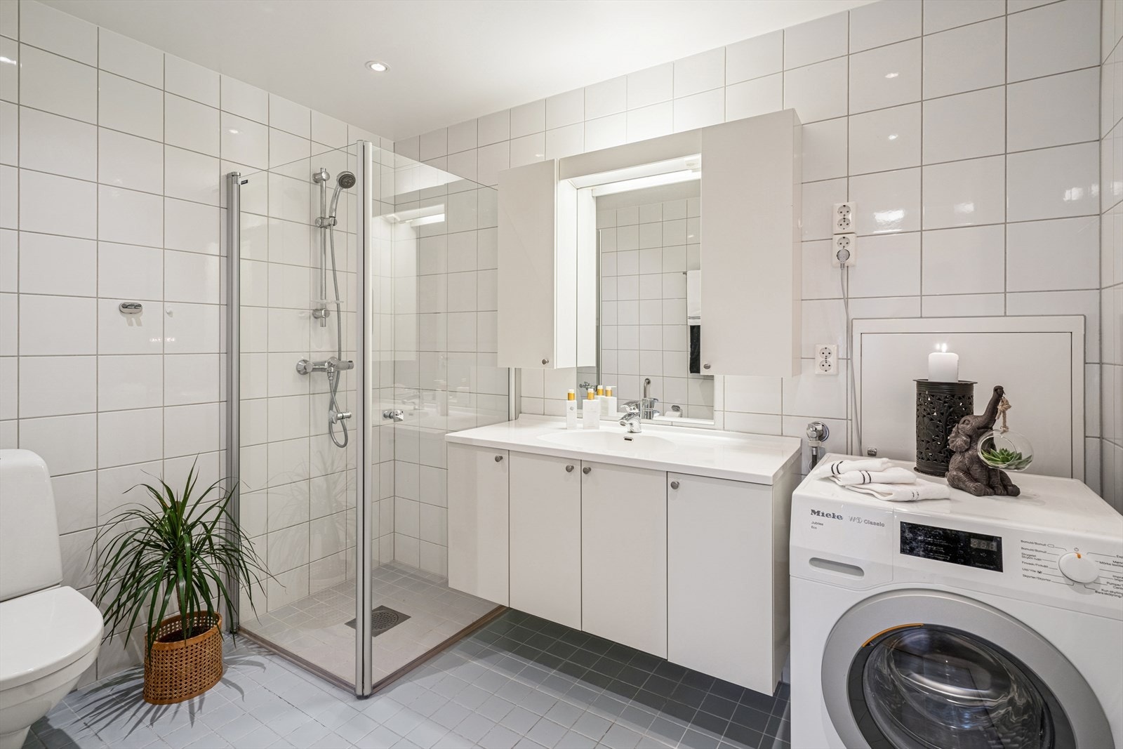 Badet har fliser på vegger og gulv, med malte plater i himlingen. Det er vannbåren gulvvarme. Galleribilde