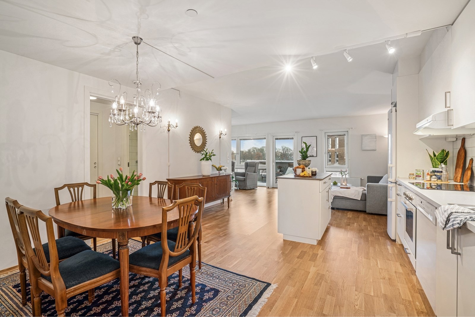 Kjøkkenet ligger i åpen løsning med stuen. Galleribilde