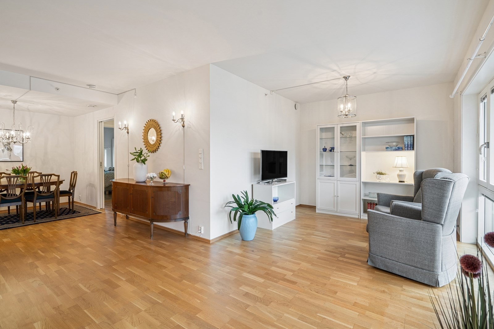 Innbydende stue med god plass til ønsket innventar. Galleribilde