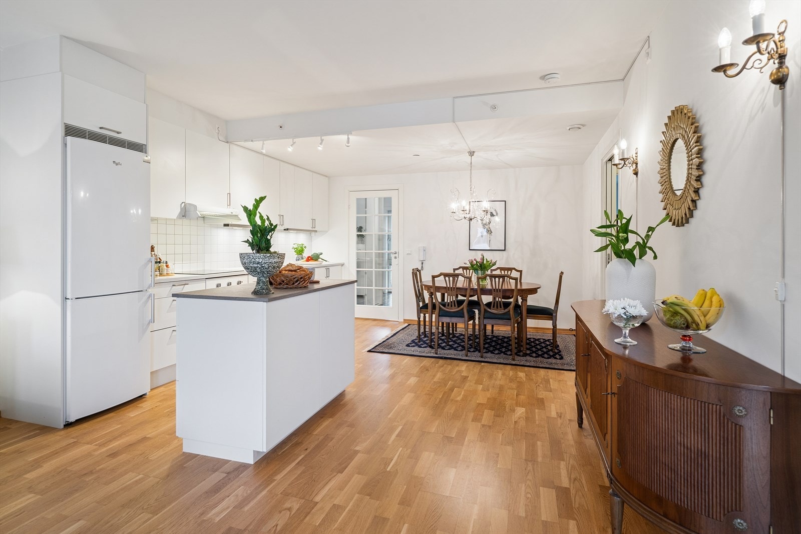 Kjøkkenet er utstyrt med integrert platetopp og stekeovn og plass til oppvaskmaskin og kjøleskap Galleribilde