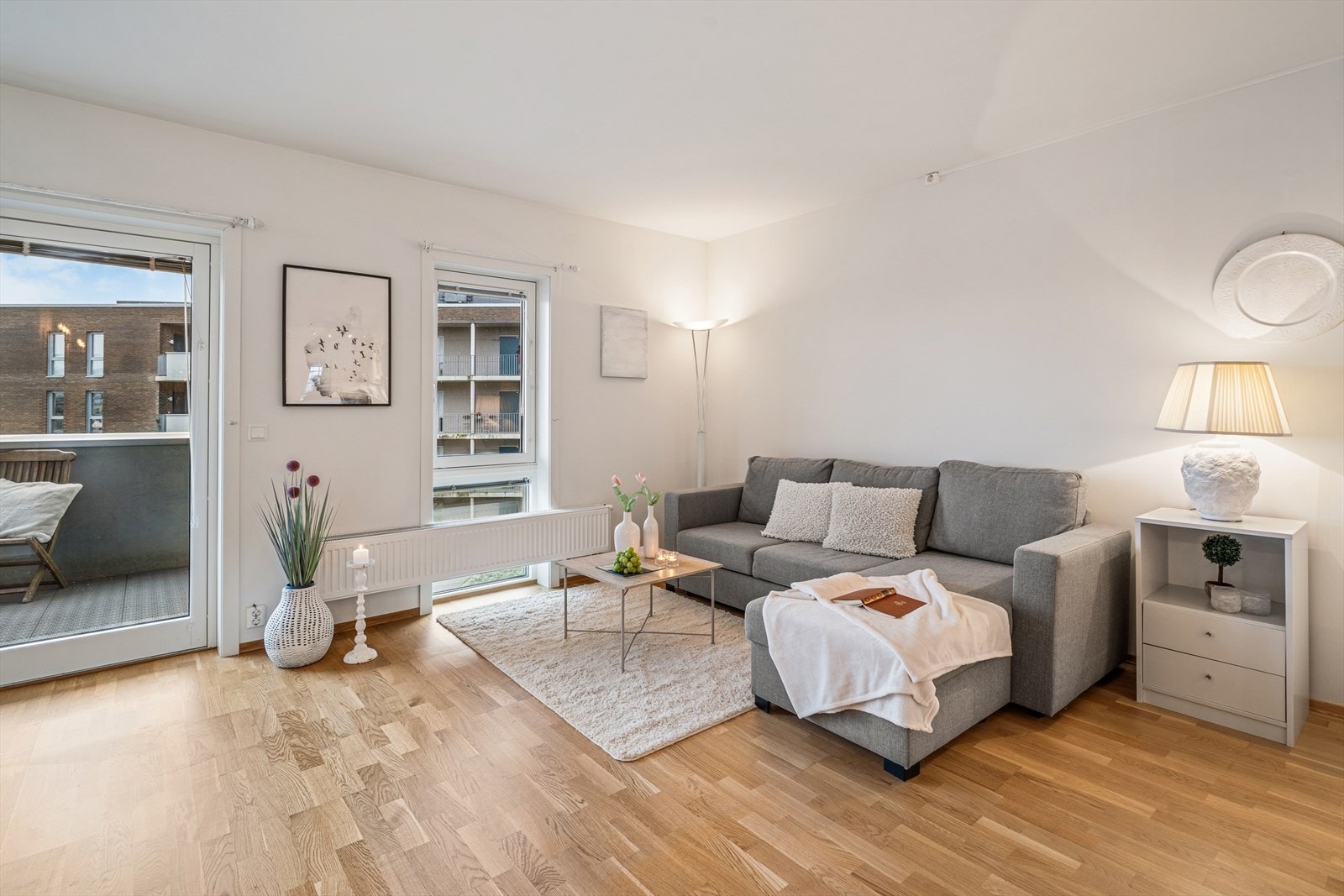 Store vindusflater slipper inn rikelig med naturlig lys. Galleribilde