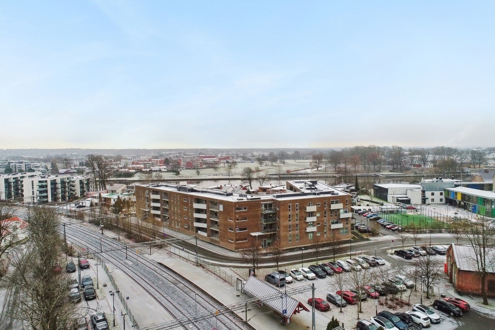 Området er rolig og barnevennlig, samtidig har du kort vei til sentrum og tog-stasjon. Det er gratis ferge over til Gamlebyen eller bryggepromenaden m.m. Galleribilde