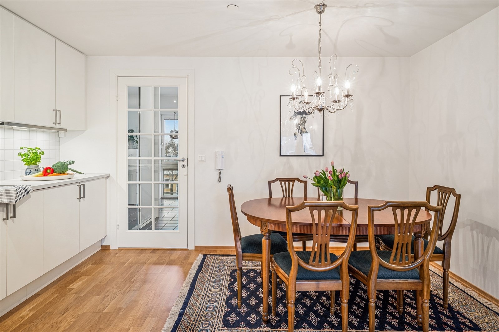 Plass til spisebord ved kjøkkenet. Galleribilde