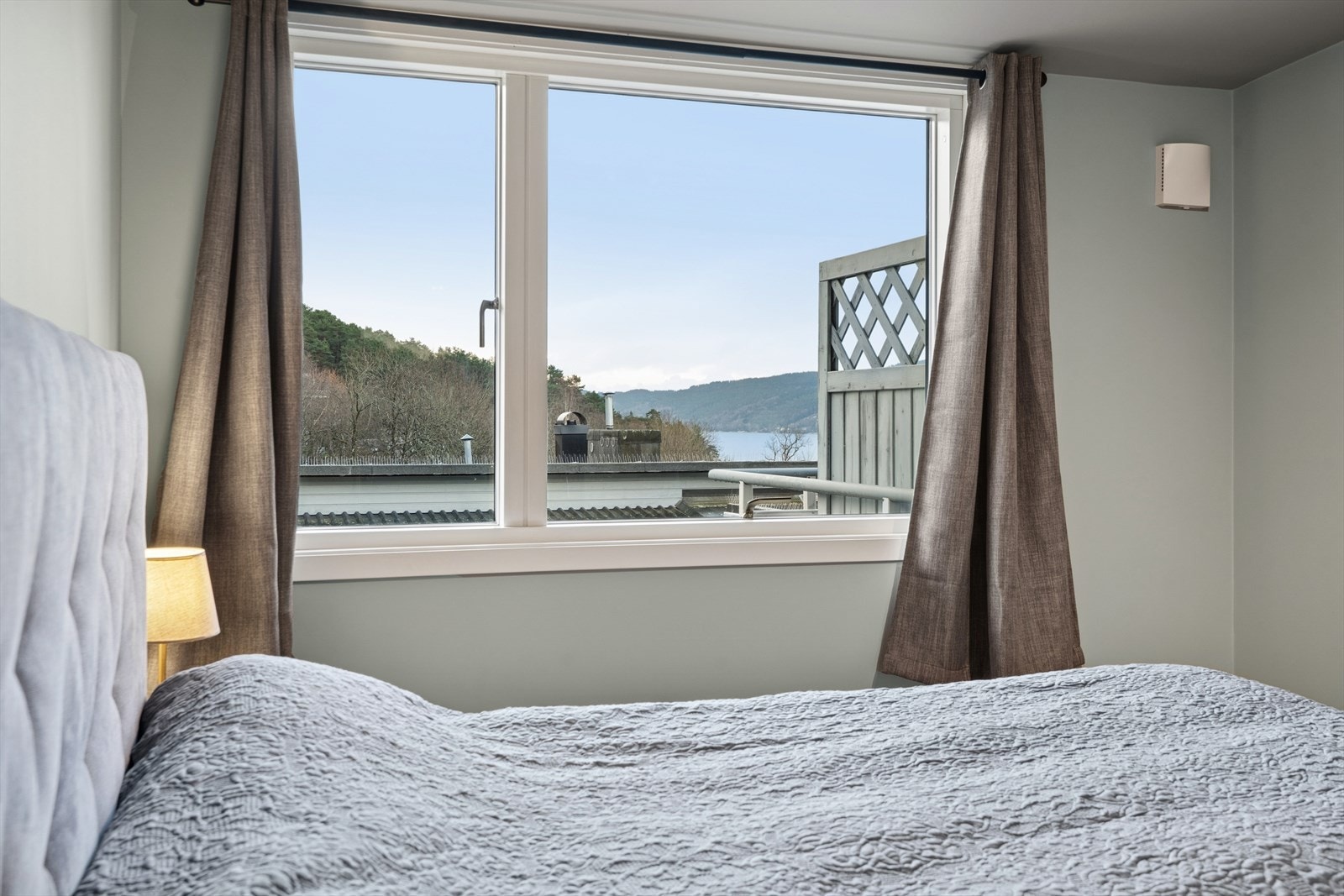 Soverommet har store vindusflater som gir godt med dagslys Galleribilde