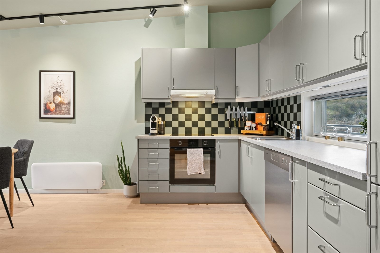 Kjøkkenet har en Sigdal kjøkkeninnredning fra byggeåret 2006 Galleribilde