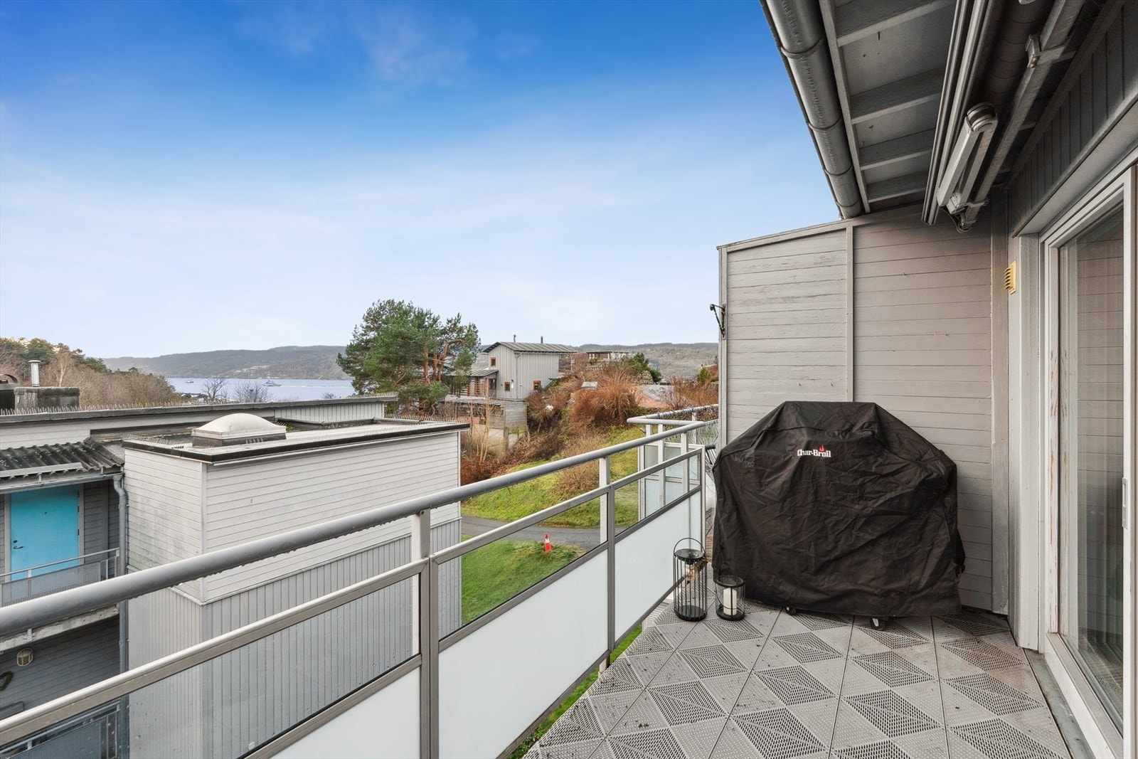 Fra balkongen er det nydelig fjordutsikt og gode solforhold Galleribilde