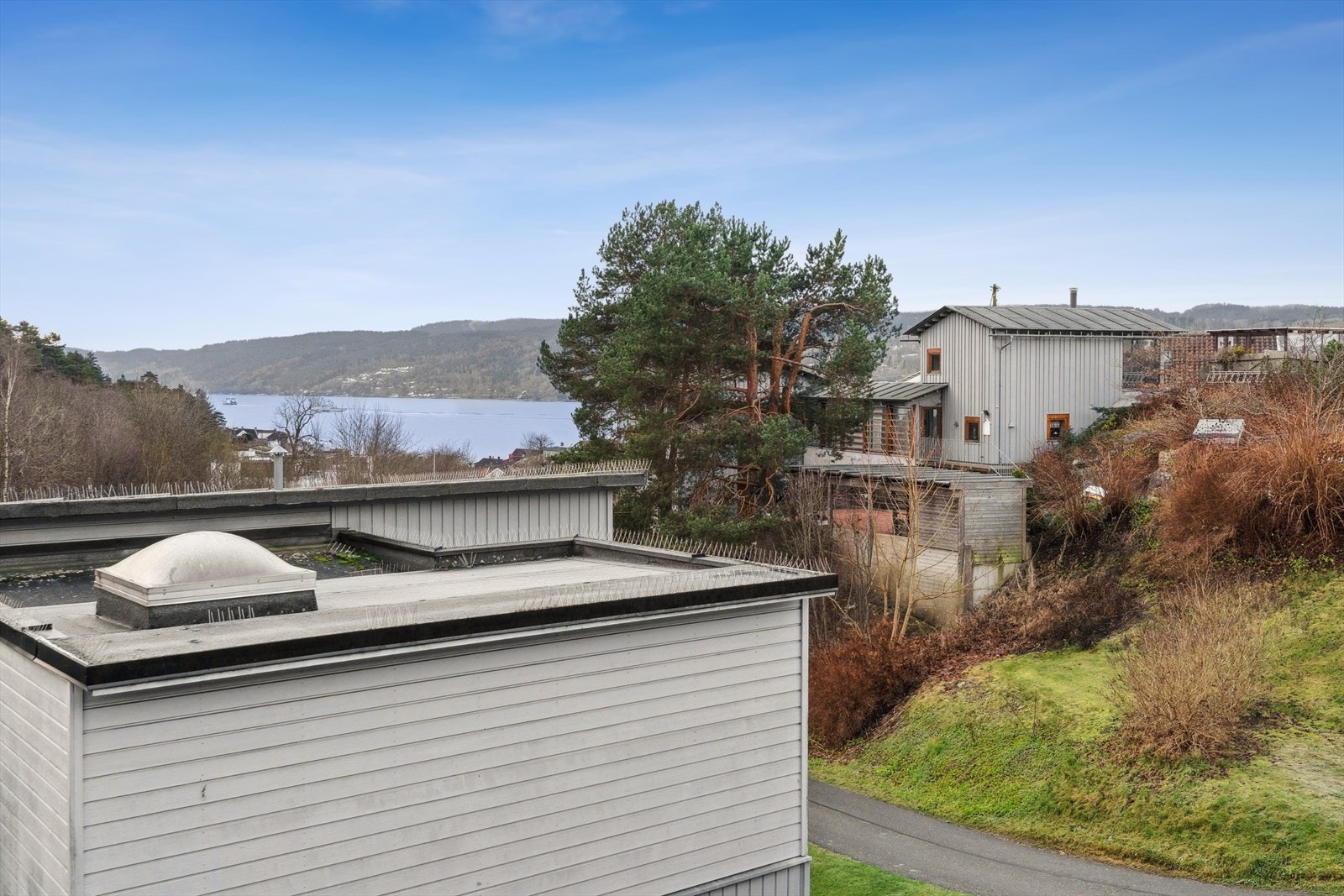 Kort vei til busstopp og sentrum. Drøbak byr på yrende sjøliv med bade- og bryggeaktiviteter, samt koselige kafeer og restauranter Galleribilde