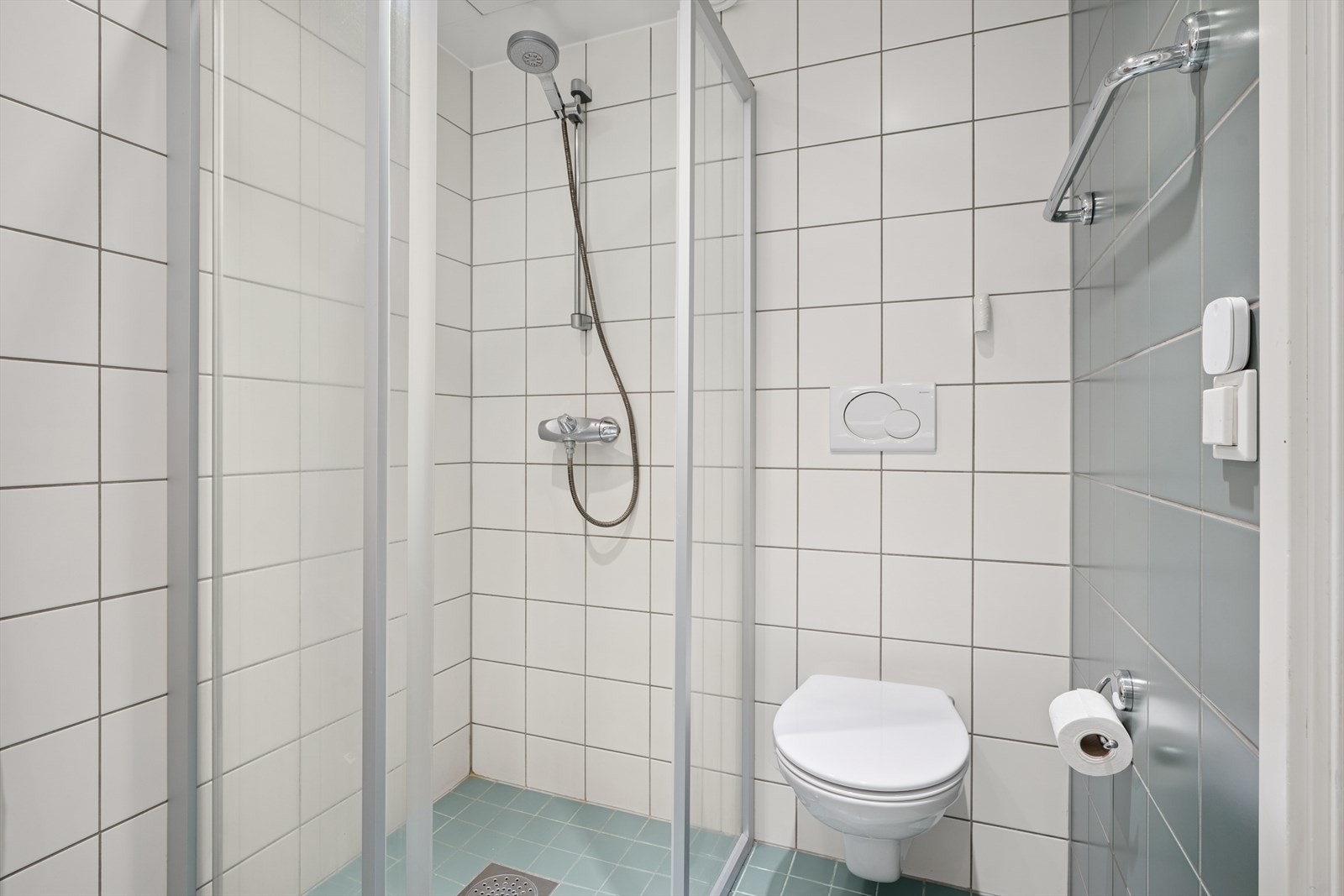 Badet er utstyrt med innredning bestående av speil, servantskap, vegghengt toalett, servant og dusjhjørne. I tillegg er det er opplegg for vaskemaskin Galleribilde