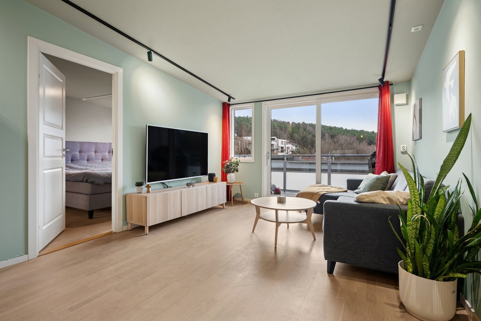 Velkommen til denne arealeffektive 2-roms andelsleiligheten i Osloveien 36P. Leiligheten ligger i et attraktivt område med kort gangavstand til Drøbak sentrum Galleribilde