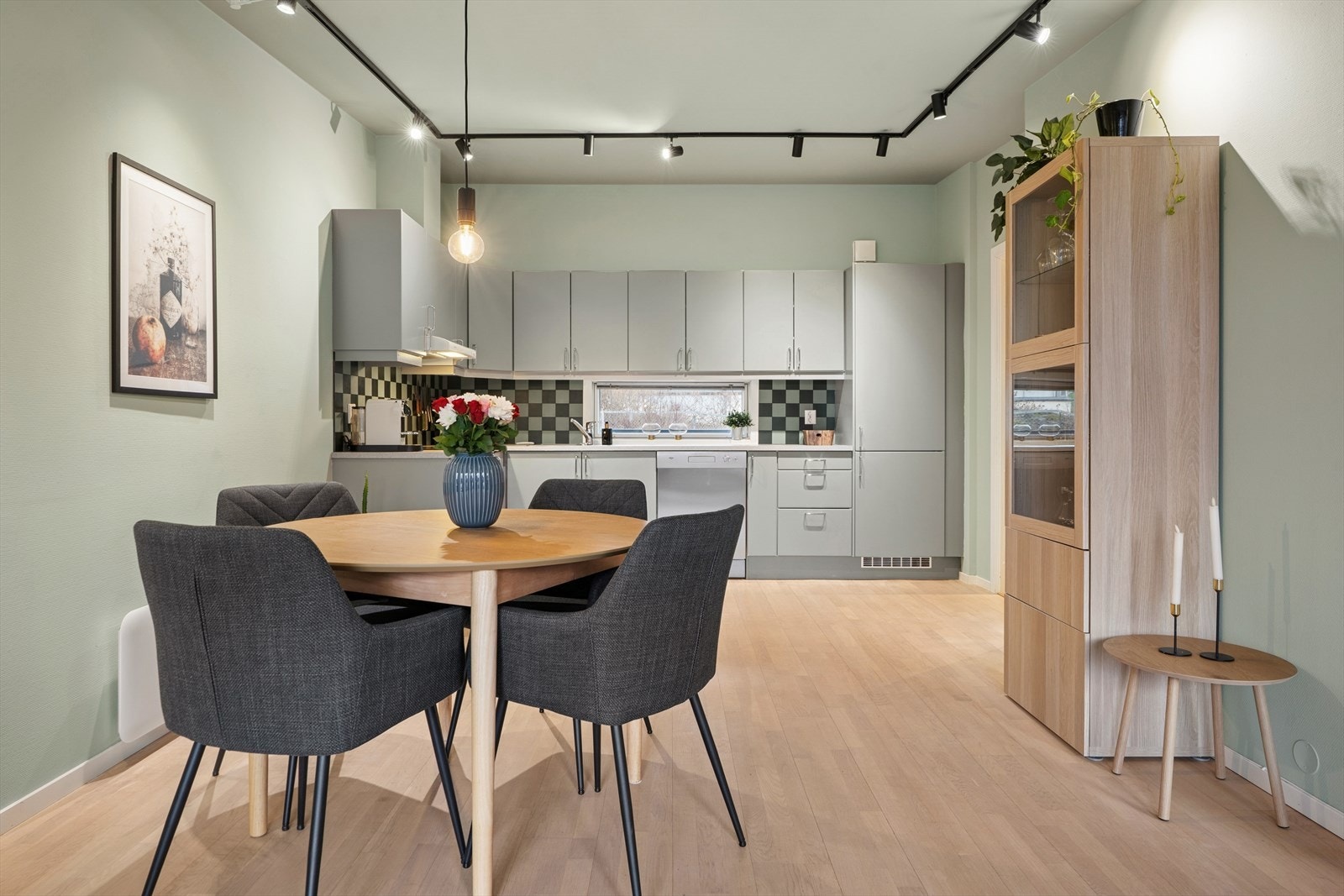 Stuen og spisestuen er integrert i en åpen løsning som gir et luftig og behagelig oppholdsrom Galleribilde