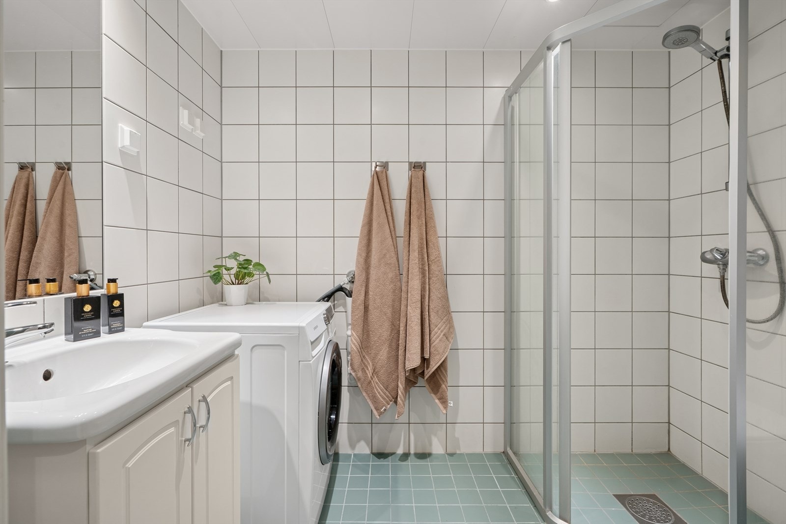 Badet er et prefabrikkert baderom fra byggeåret 2006 Galleribilde