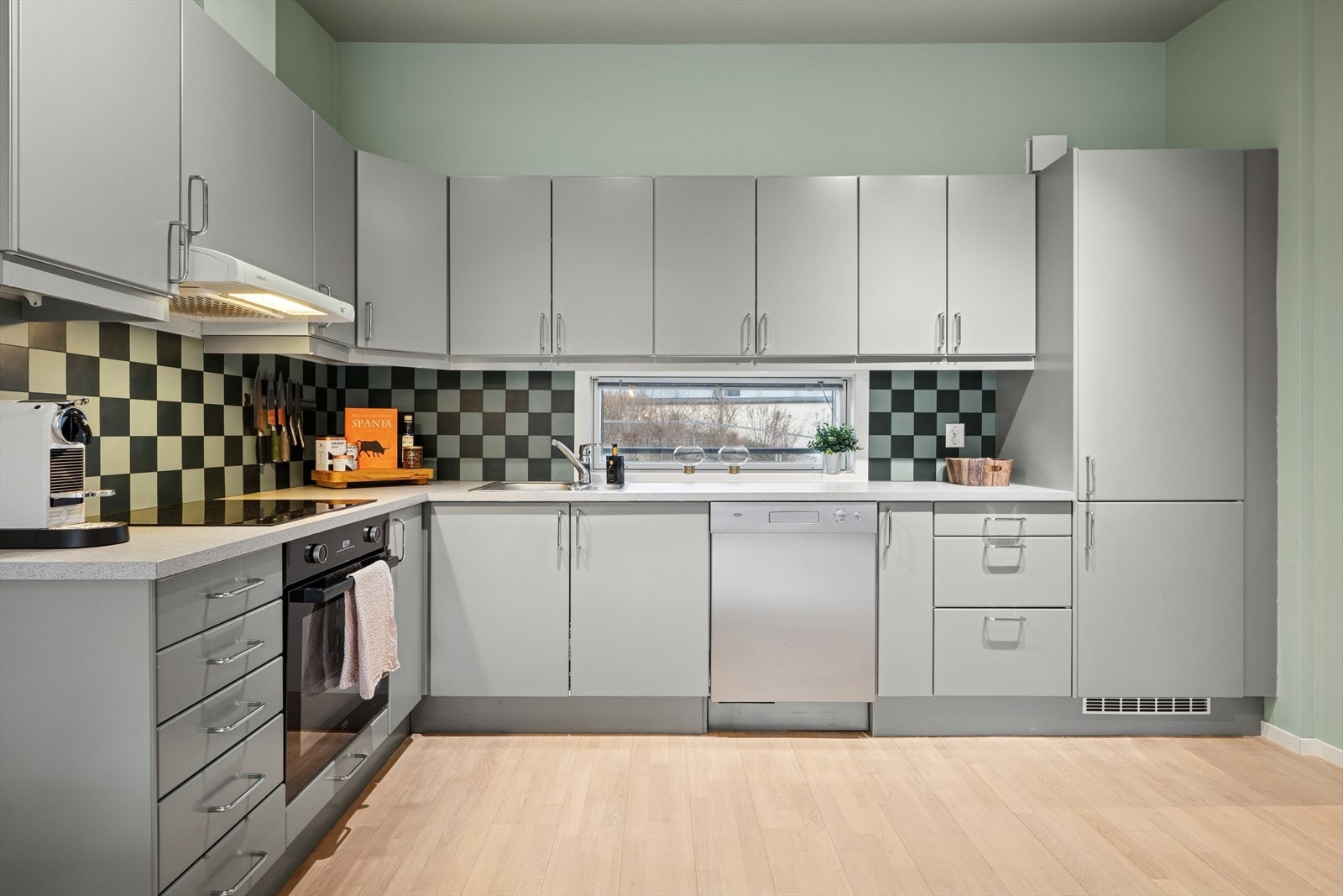 Over benken er det fliser, stikkontakter og god belysning med lys under overskapene, samt vindu som gir naturlig lys Galleribilde