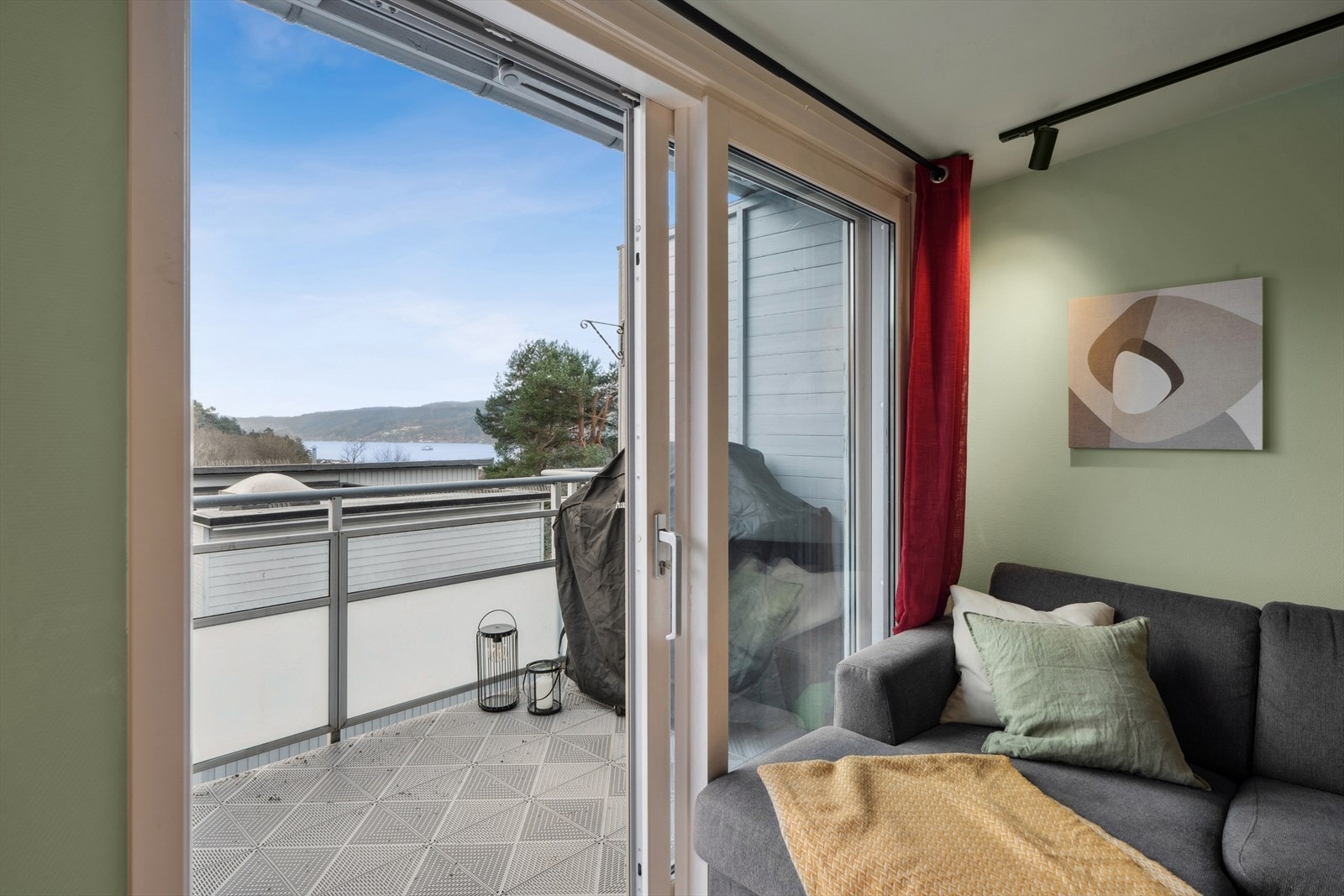 Fra stuen er det skyvebalkongdør ut til til en solrik balkong - perfekt for å nyte varme sommerdager og den flotte utsikten mot Oslofjorden og nærområdet Galleribilde