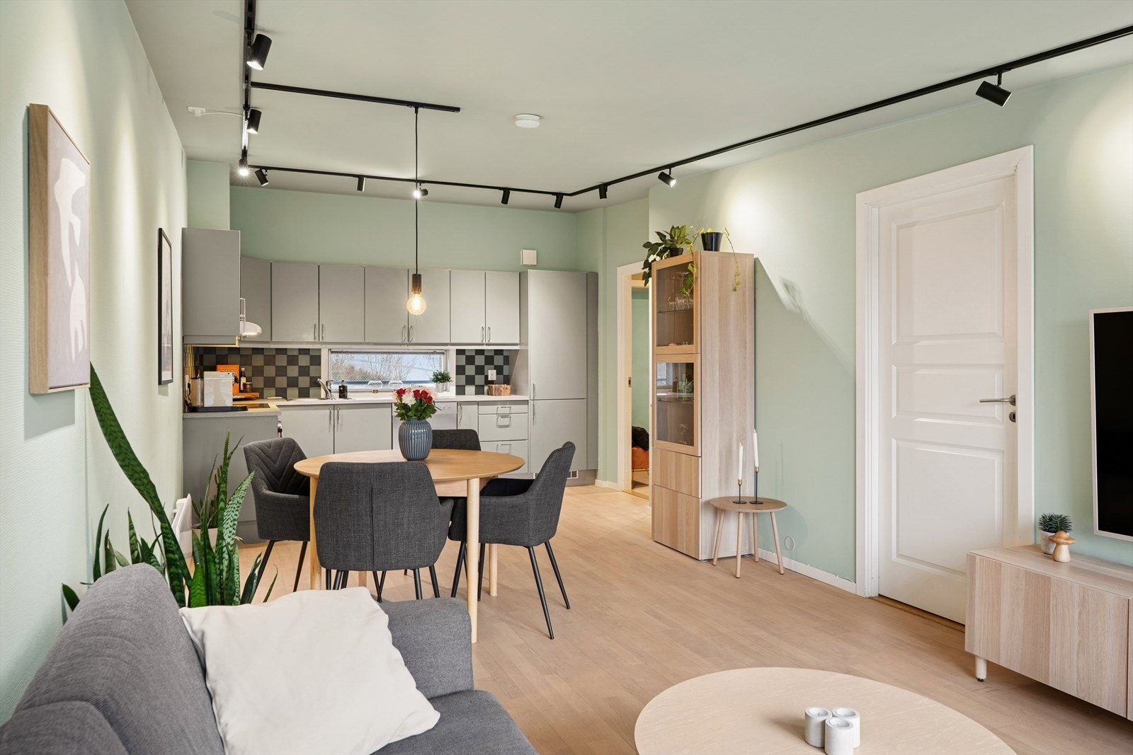 Stuen har god plass til både sofagruppe, spisebord og TV-møblement Galleribilde