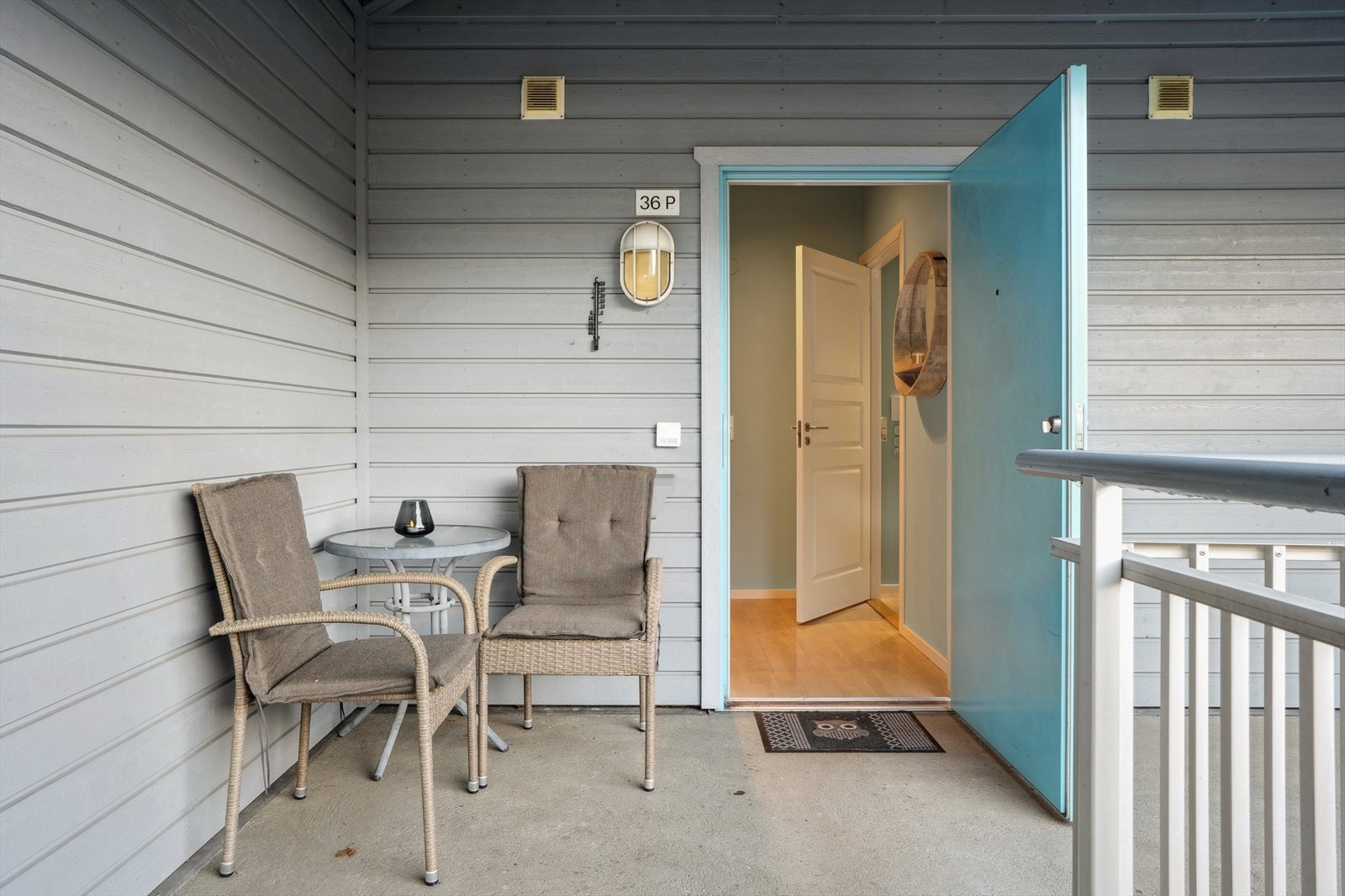 Leiligheten har adkomst via felles trappegang og heis med svalgang frem til inngangsdøren Galleribilde