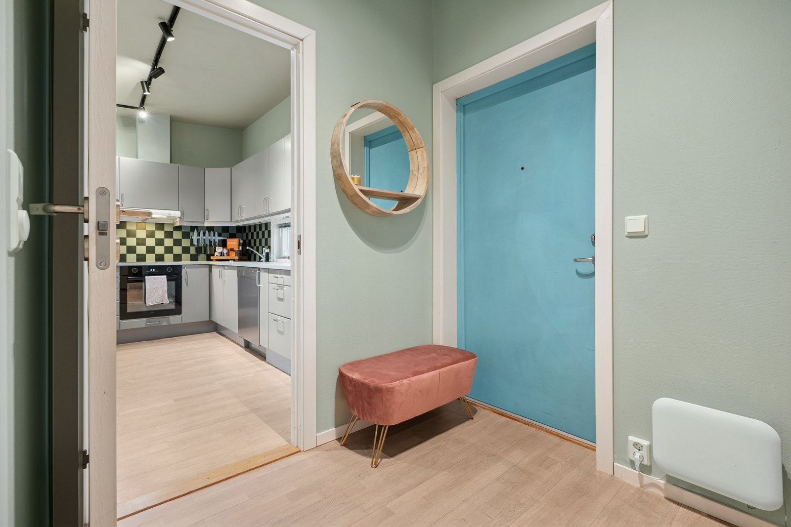 Gangen har et praktisk garderobeskap med skyvedører og speil, som gir god oppbevaringsplass. Det er også rom for entremøbler som kan tilpasses din personlige stil Galleribilde