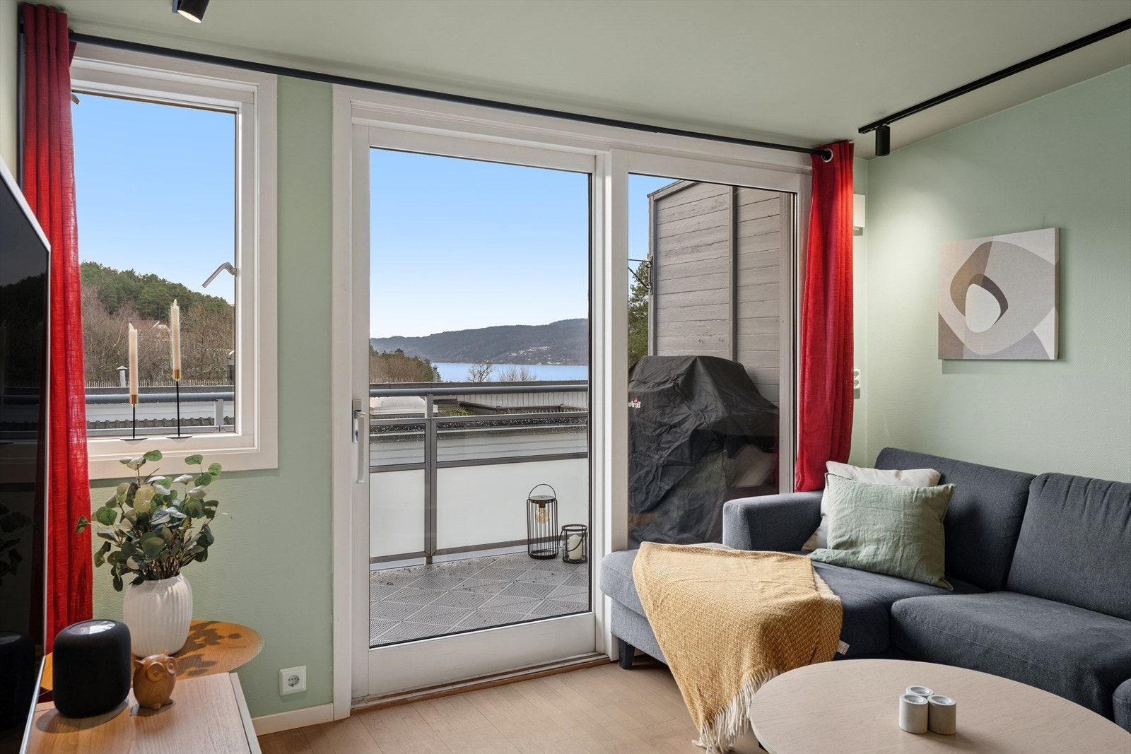 Leiligheten har sydvestvendt balkong på omtrent 7 kvm med flott fjordutsikt og gode solforhold Galleribilde