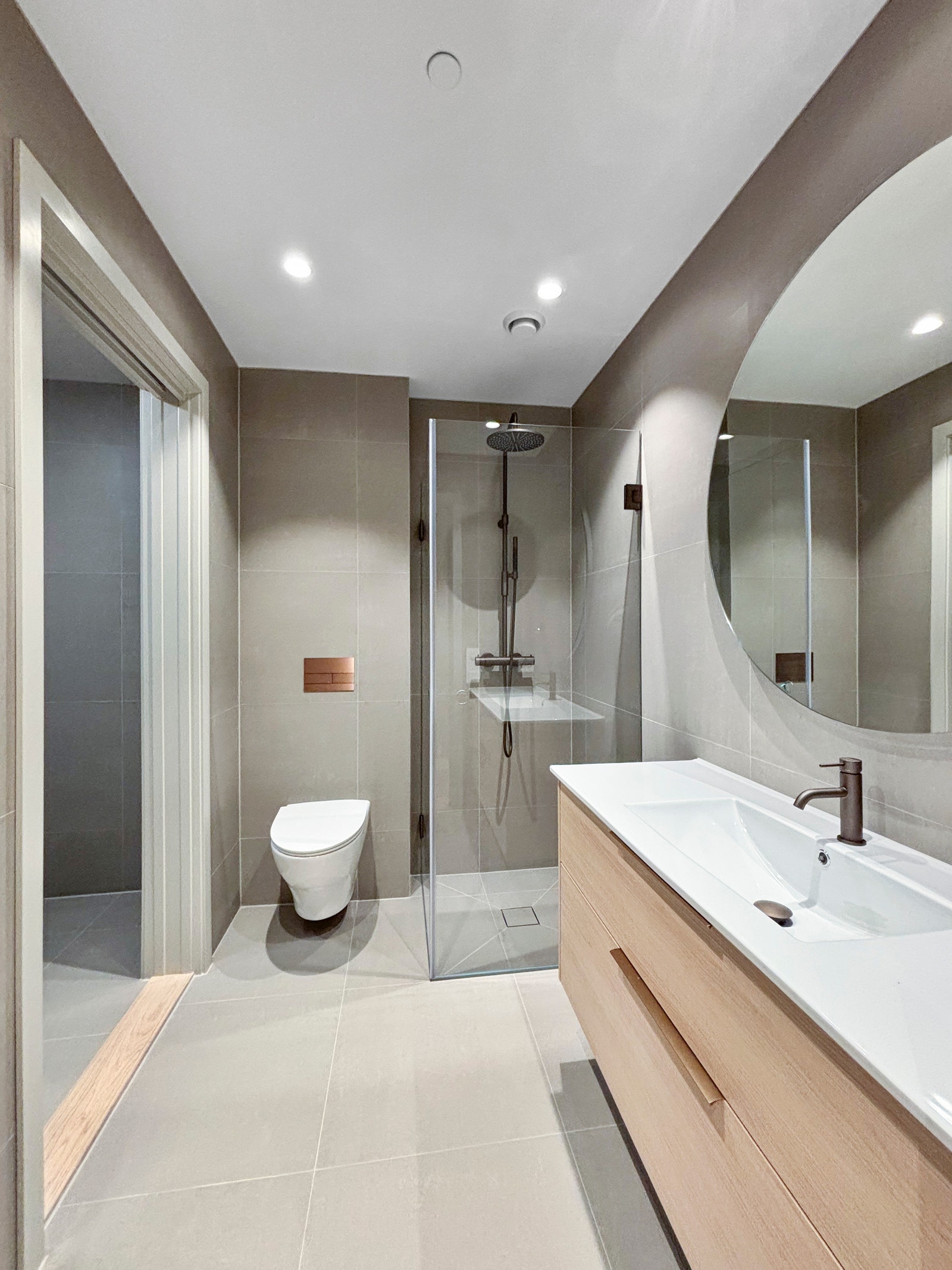 Fint flislagt hovedbad med inngang til eget vaskerom. Galleribilde