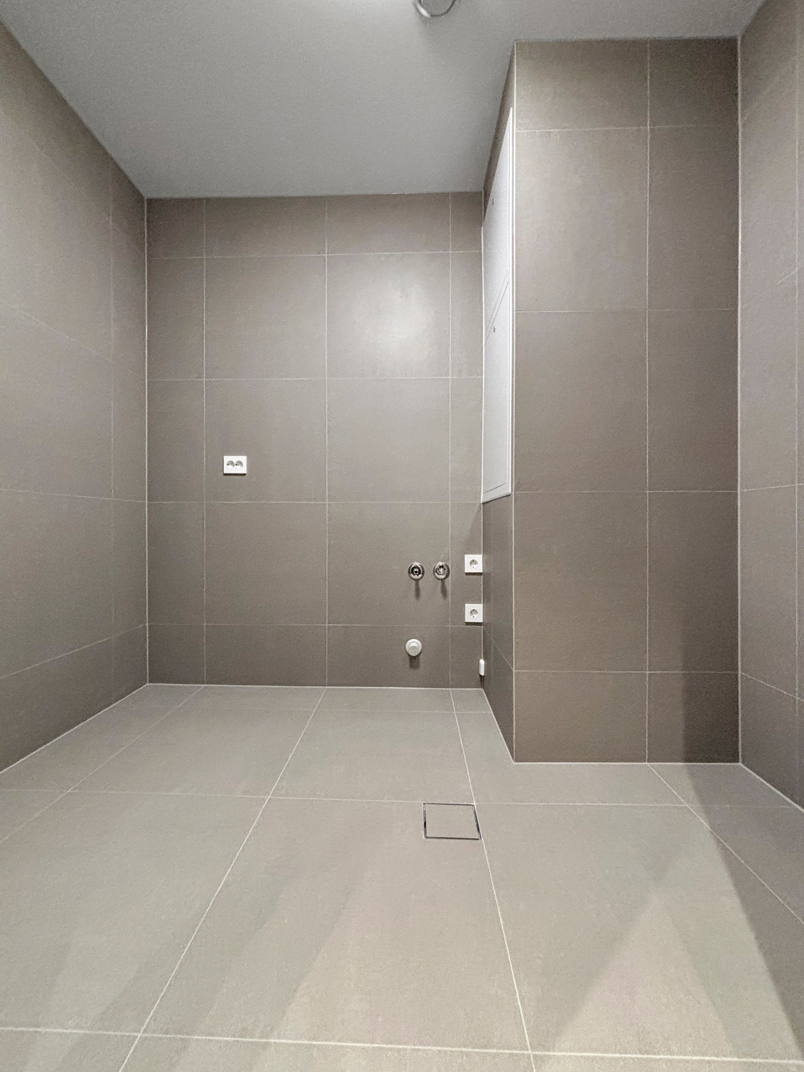 Vaskerommet er romslig med flotte fliser på gulv og vegger. Galleribilde