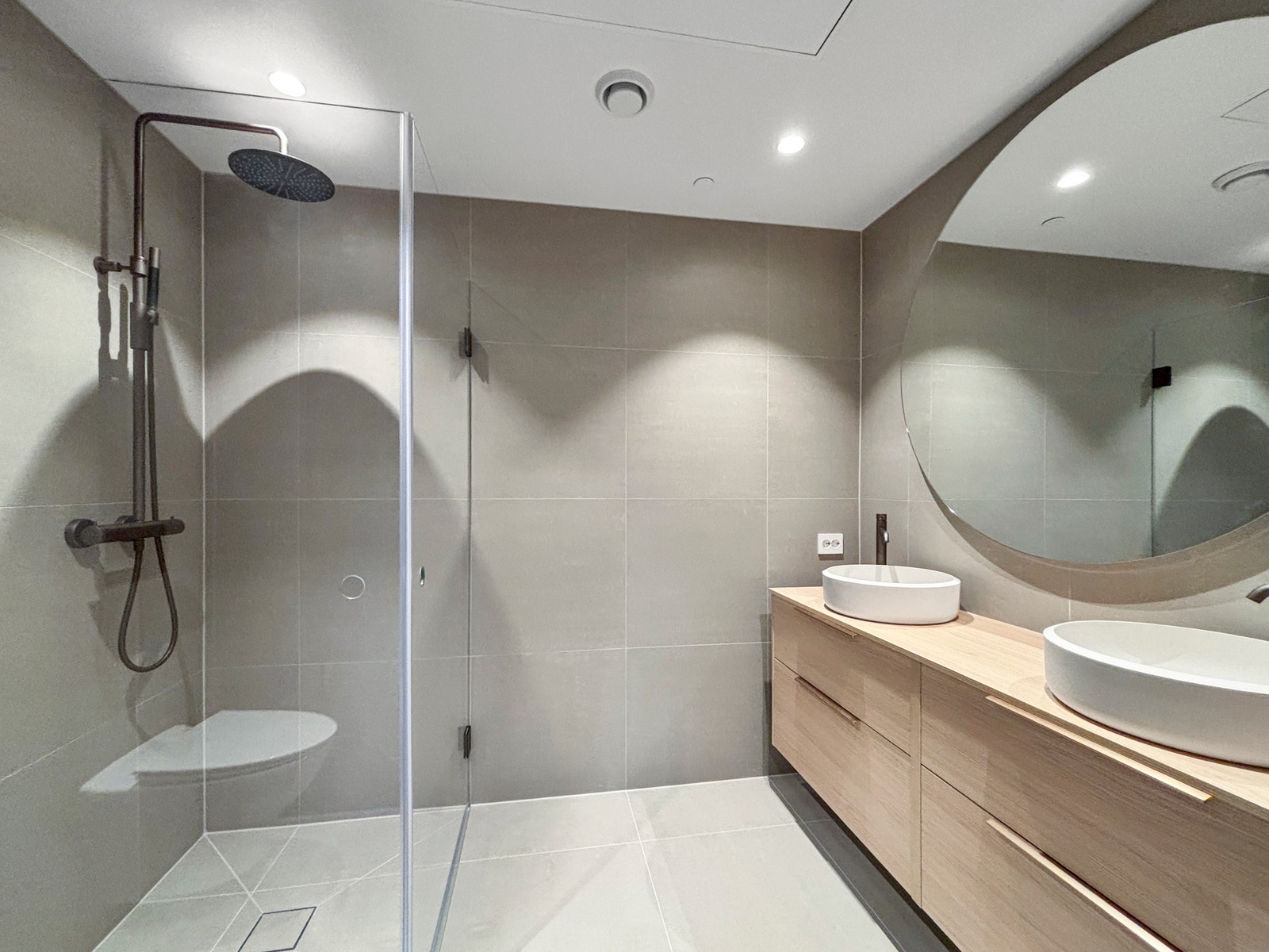 Flott flislagt baderom tilknyttet hovedsoverommet. Galleribilde