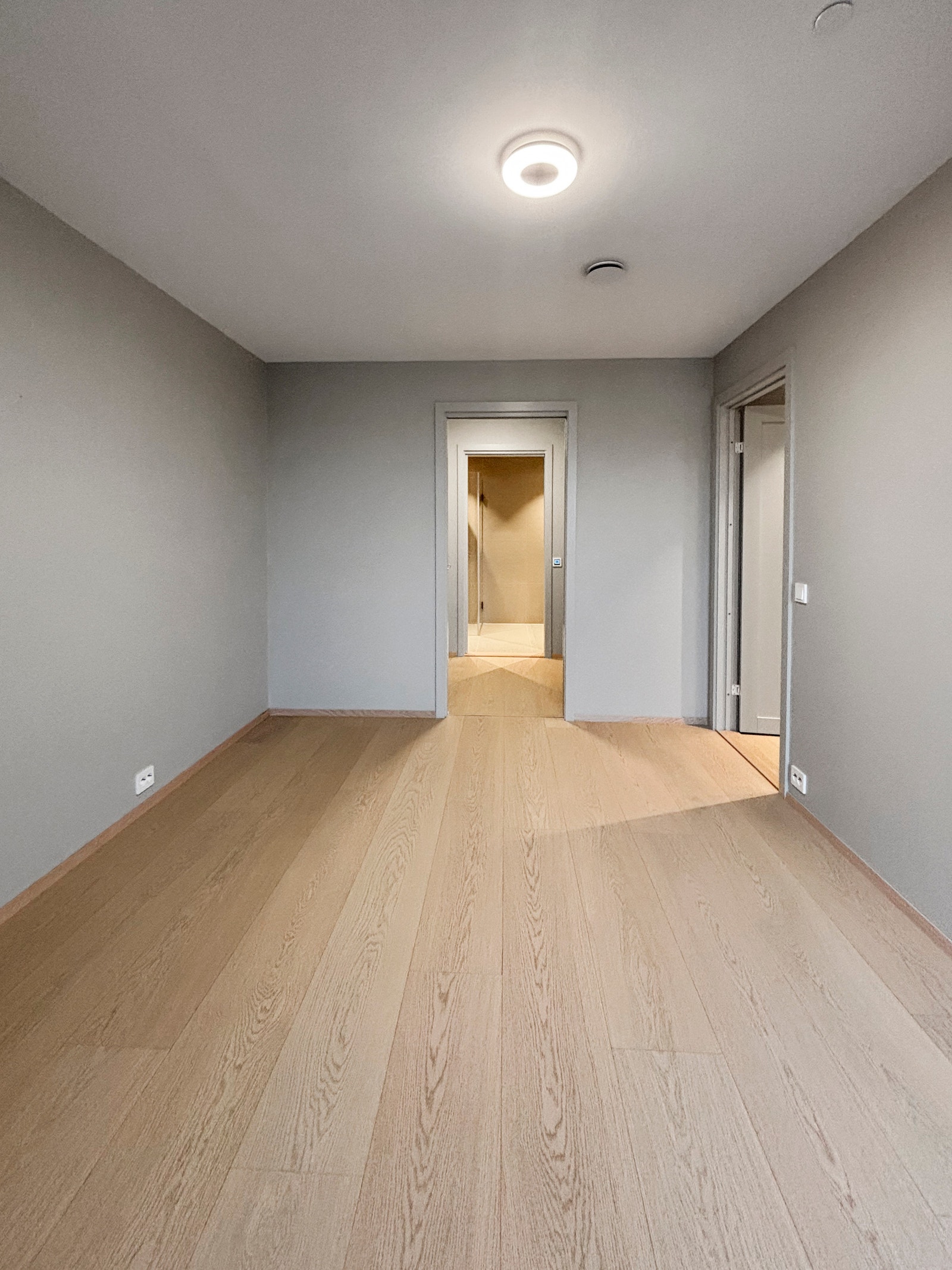 Hovedsoverom med egen walk-in garderobe og eget baderom. Galleribilde