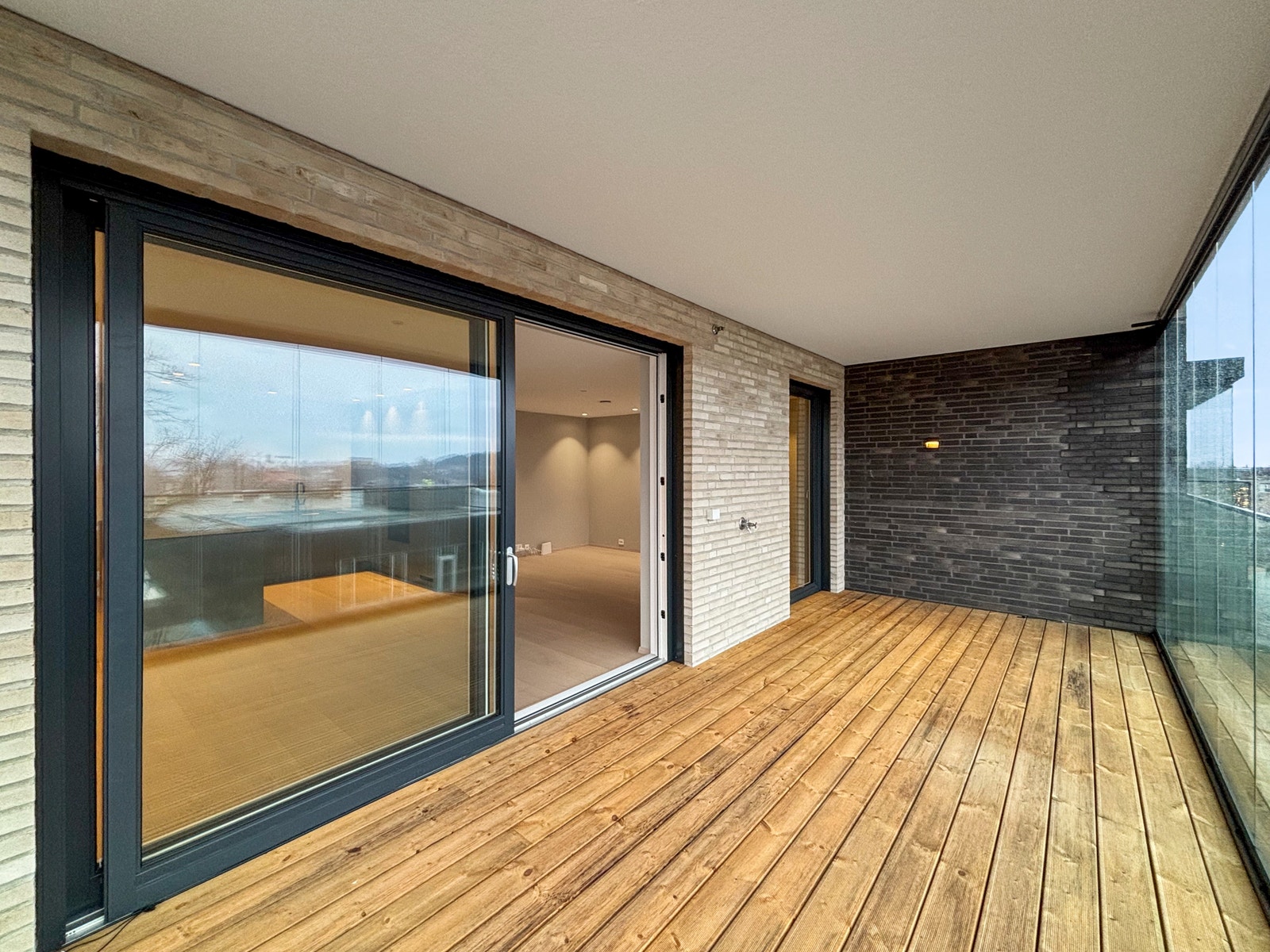 Innglasset balkong med utgang fra kjøkken/stue. Galleribilde